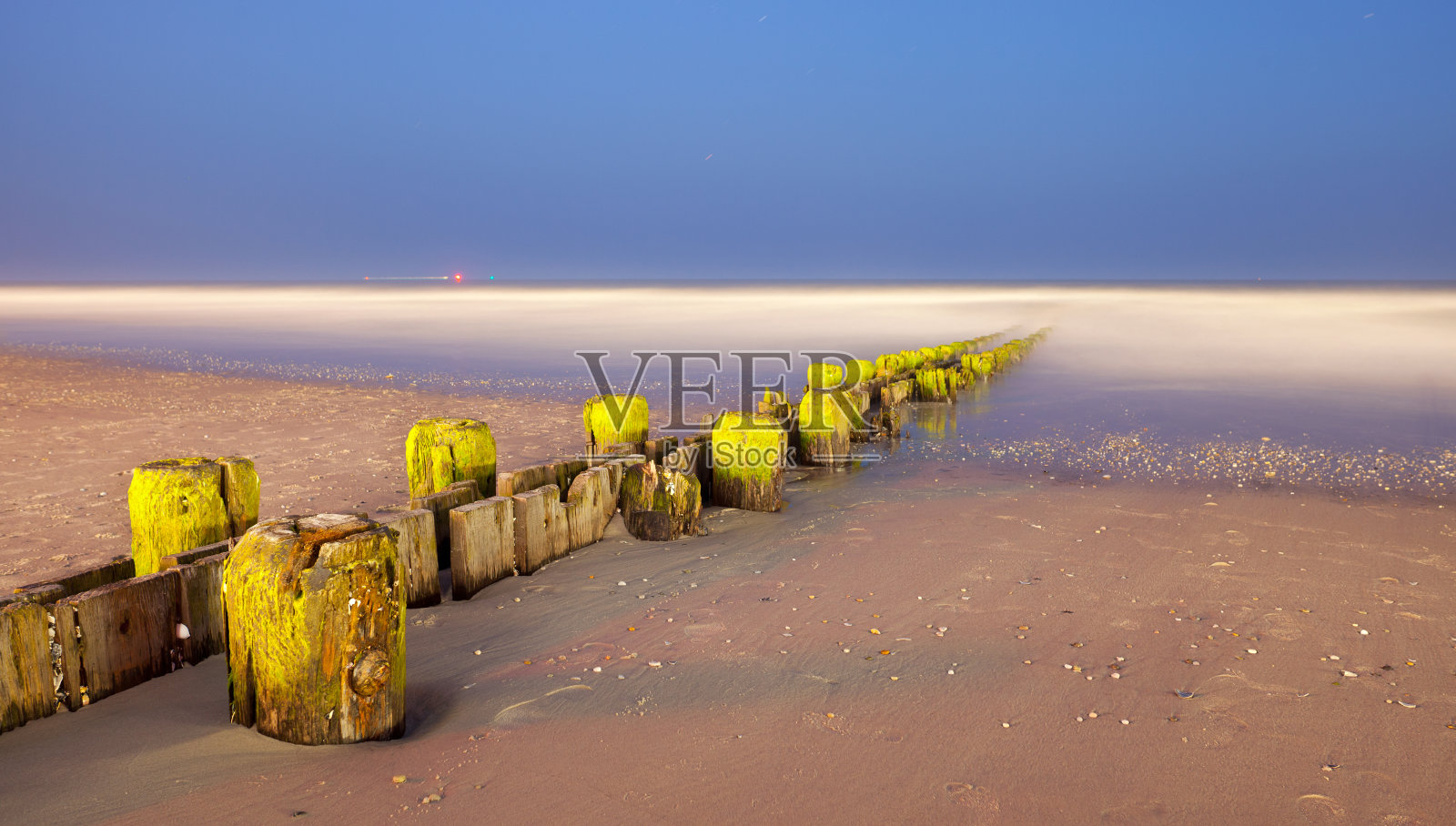 海滩上旧码头的景观全景图照片摄影图片