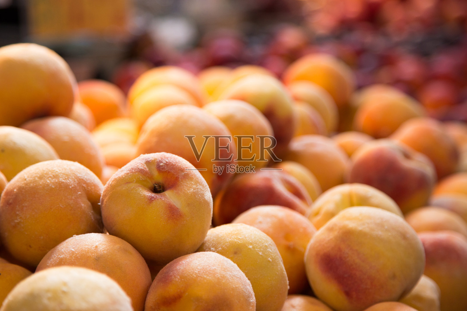 农贸市场的毛桃照片摄影图片