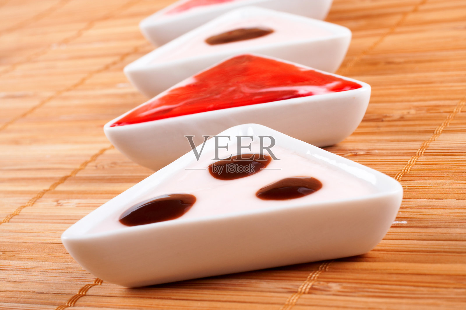 竹席上的奶油甜点照片摄影图片