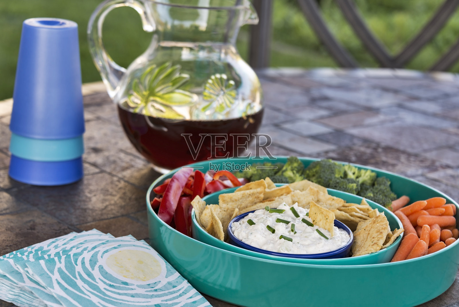 黄瓜酱配薯条和蔬菜盘照片摄影图片