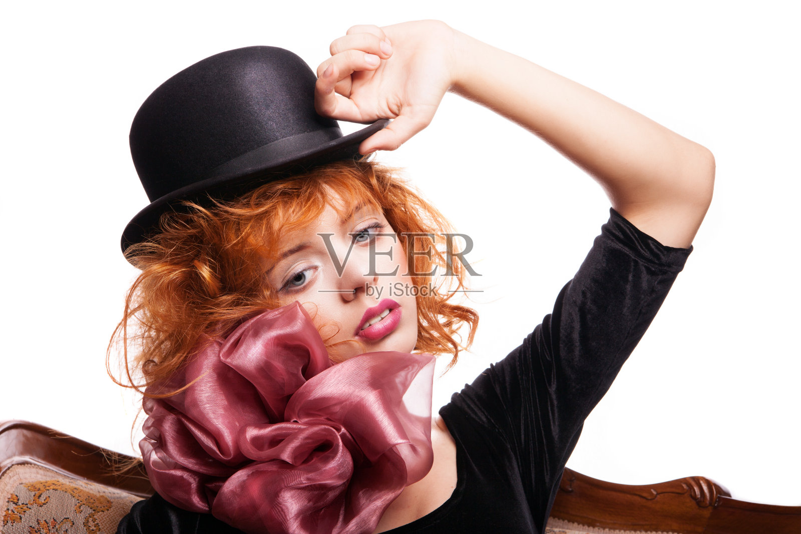 红发女孩，白色系着粉色蝴蝶结照片摄影图片