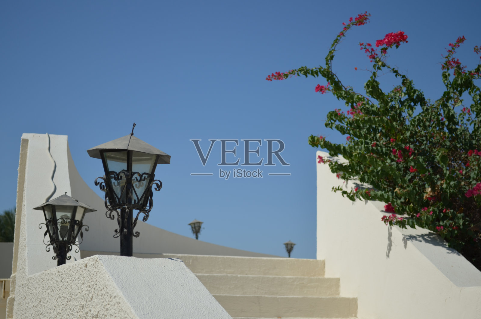 带灯笼的白色楼梯照片摄影图片