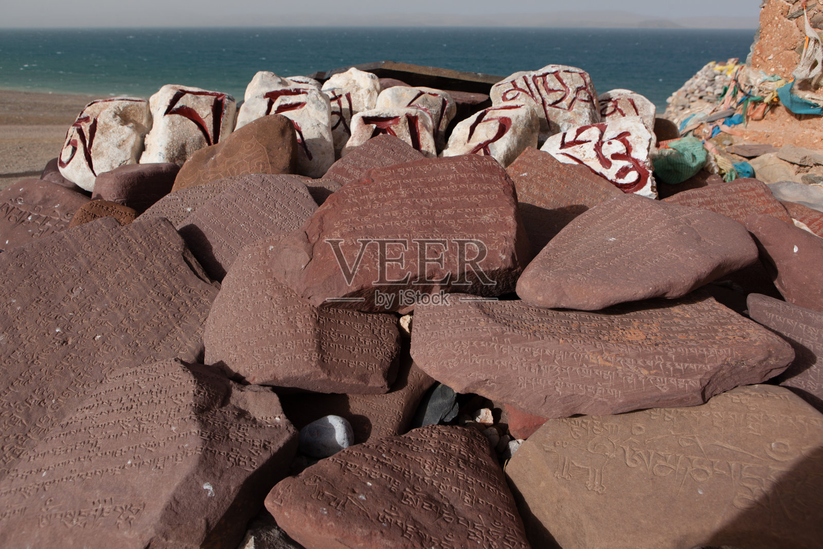 纳木措湖边的玛尼石照片摄影图片