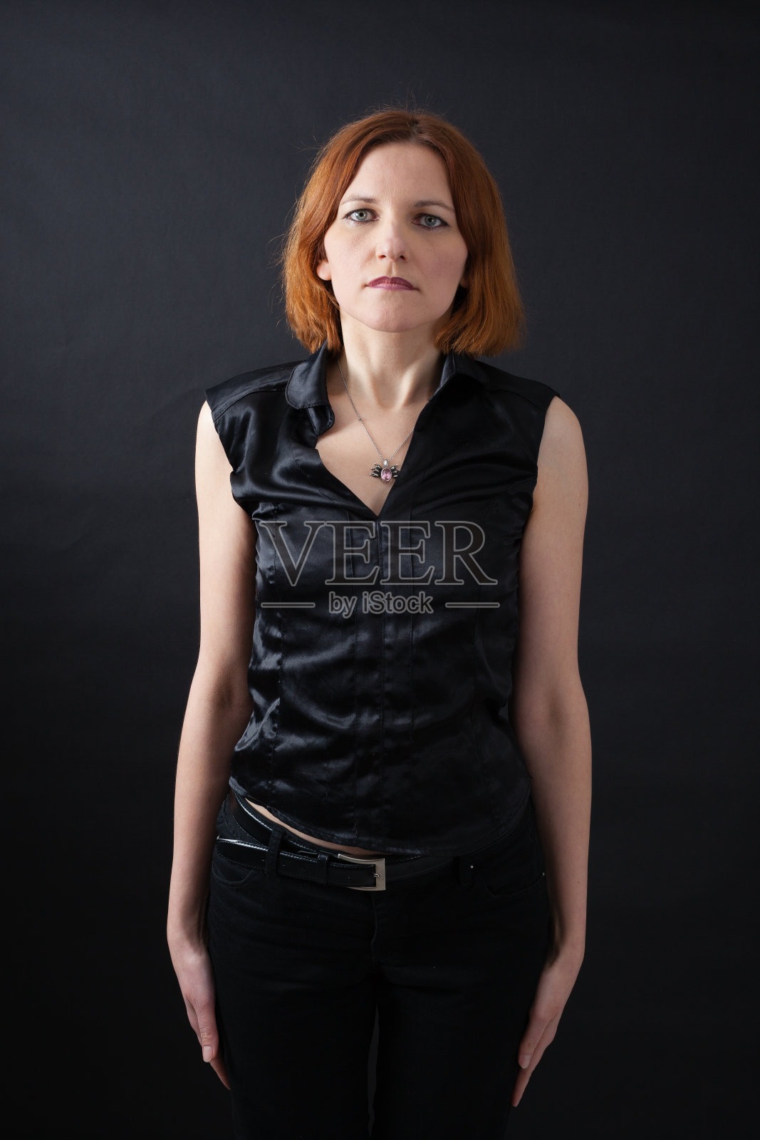 美丽的女人在不同的衣服里有不同的表情照片摄影图片