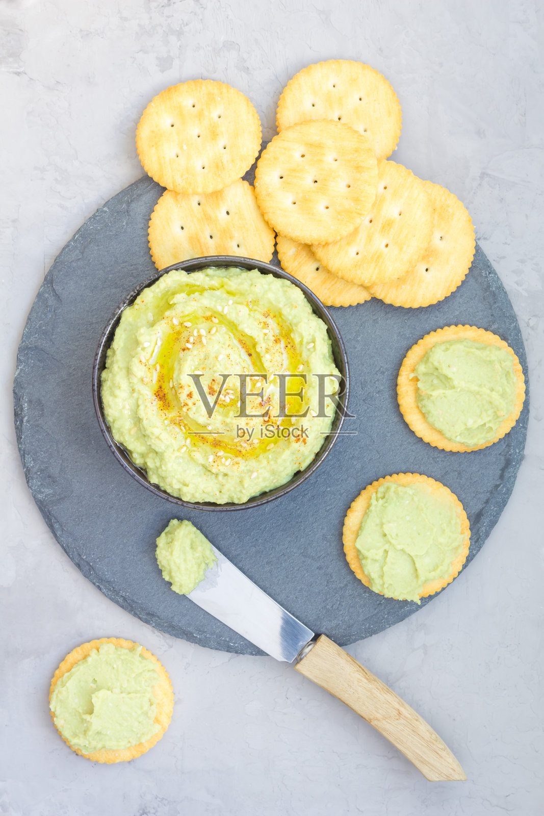 健康的鳄梨鹰嘴豆泥配饼干，垂直俯视照片摄影图片