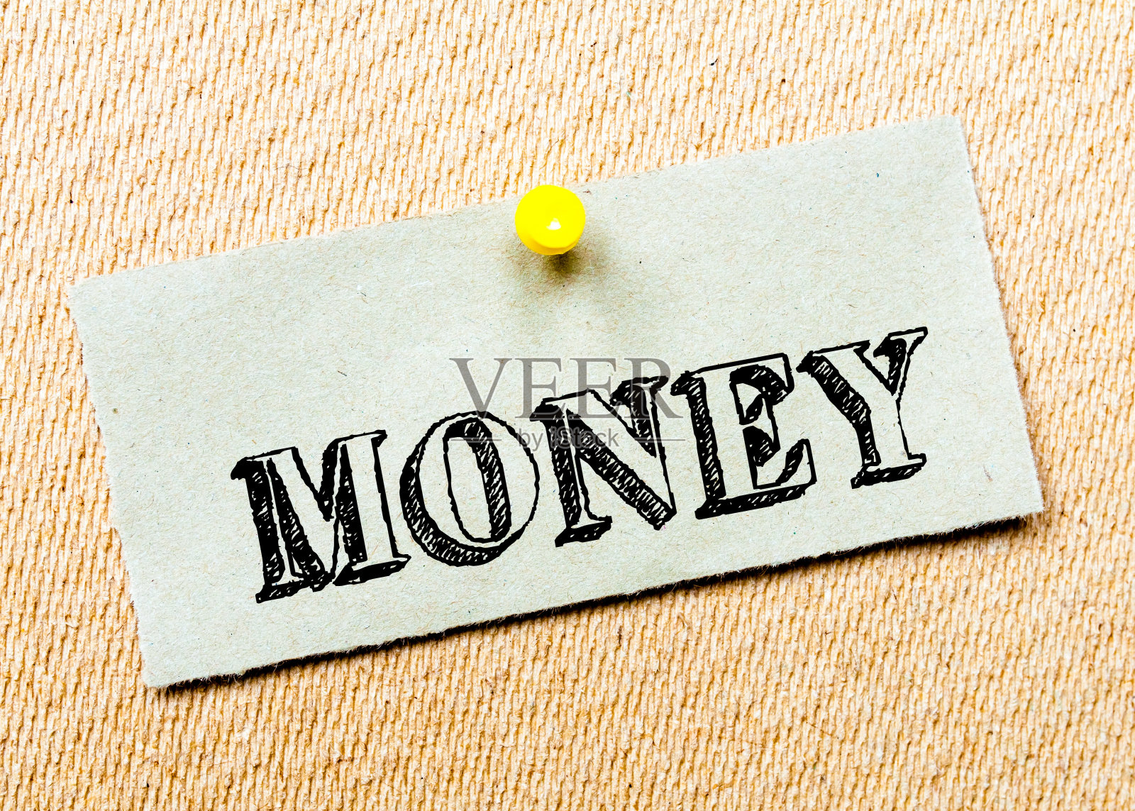 别在软木板上的再生纸便条。钱的消息照片摄影图片