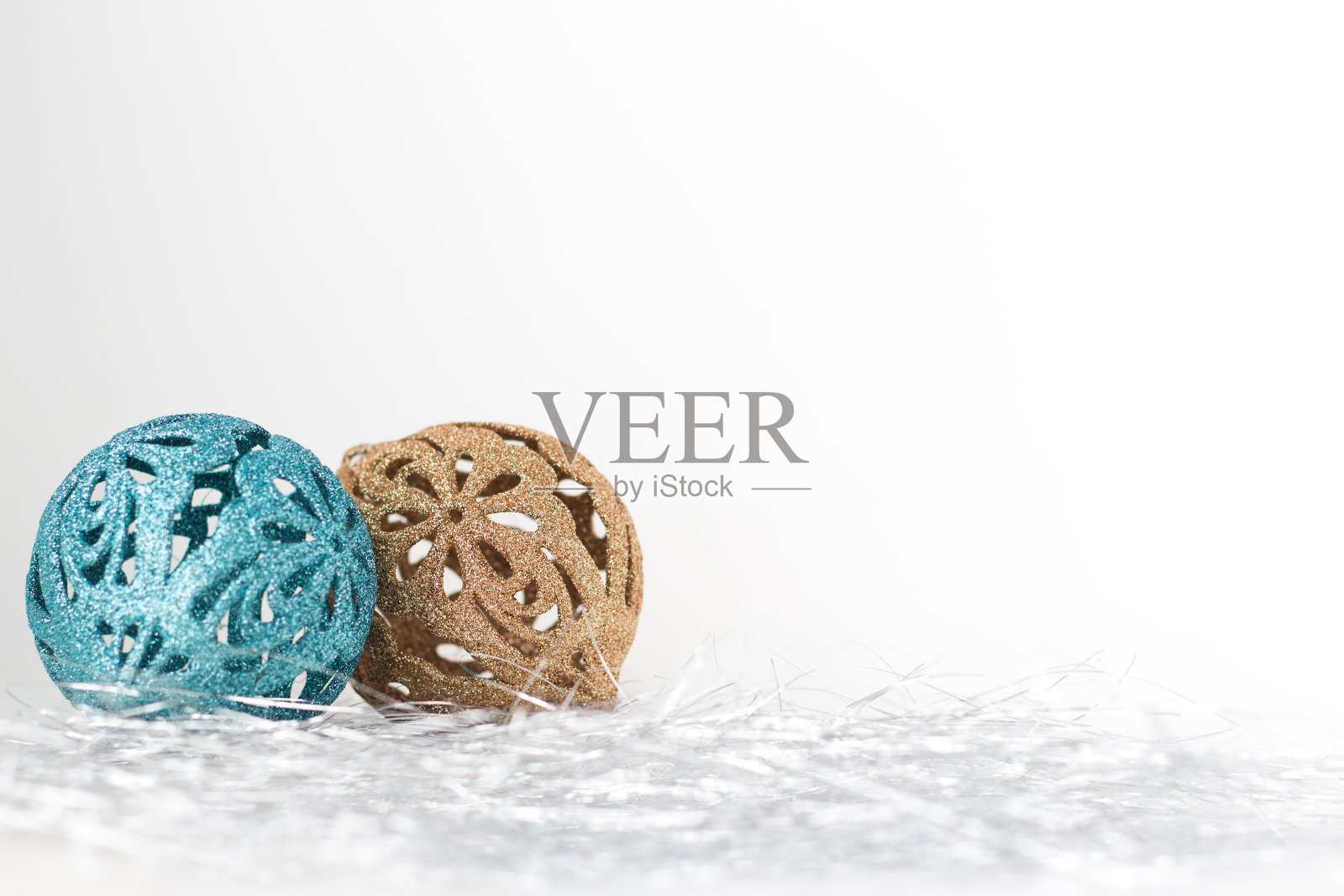 简单的圣诞装饰物和银色的五彩纸屑装饰照片摄影图片