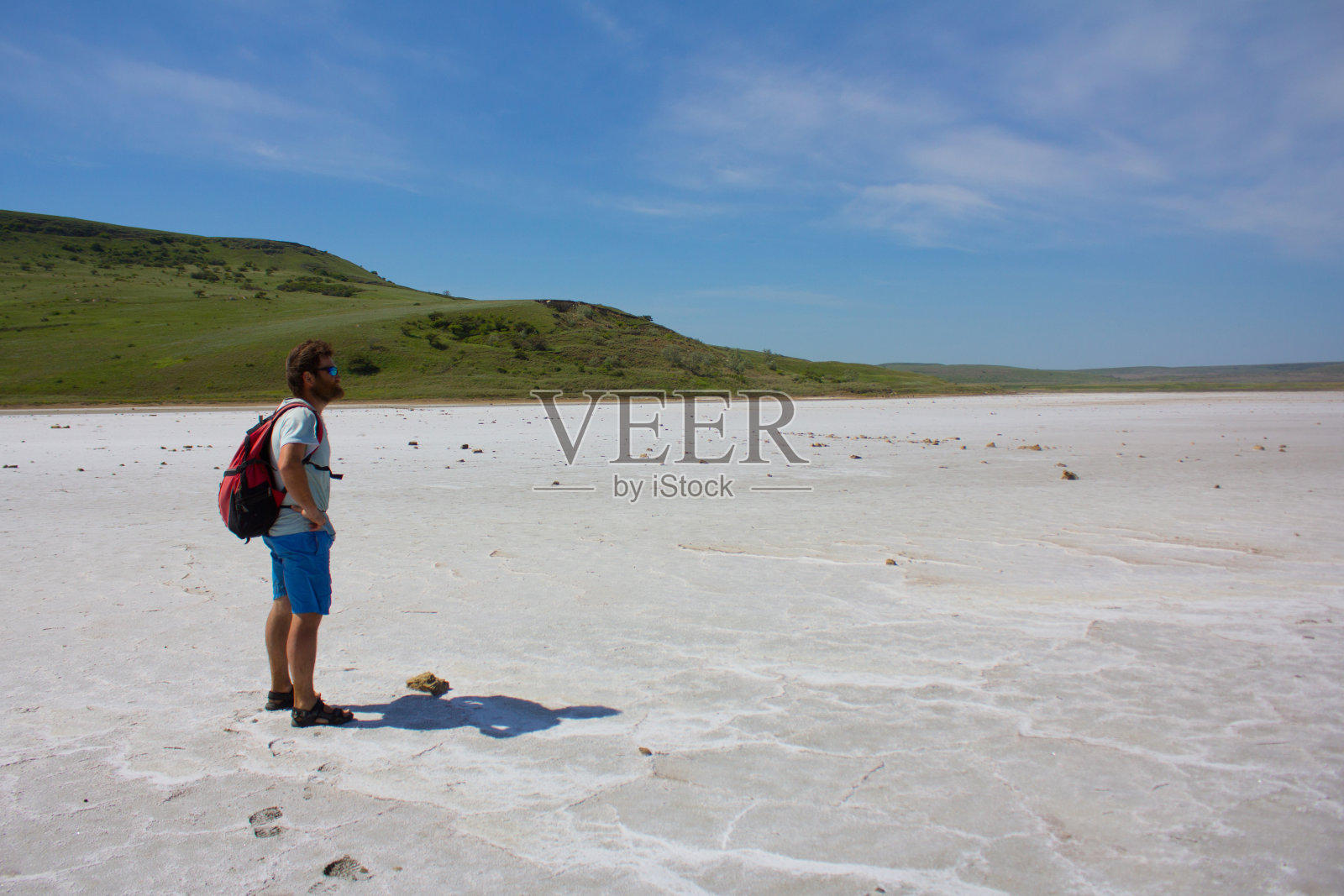 男人站在白色的海岸上照片摄影图片