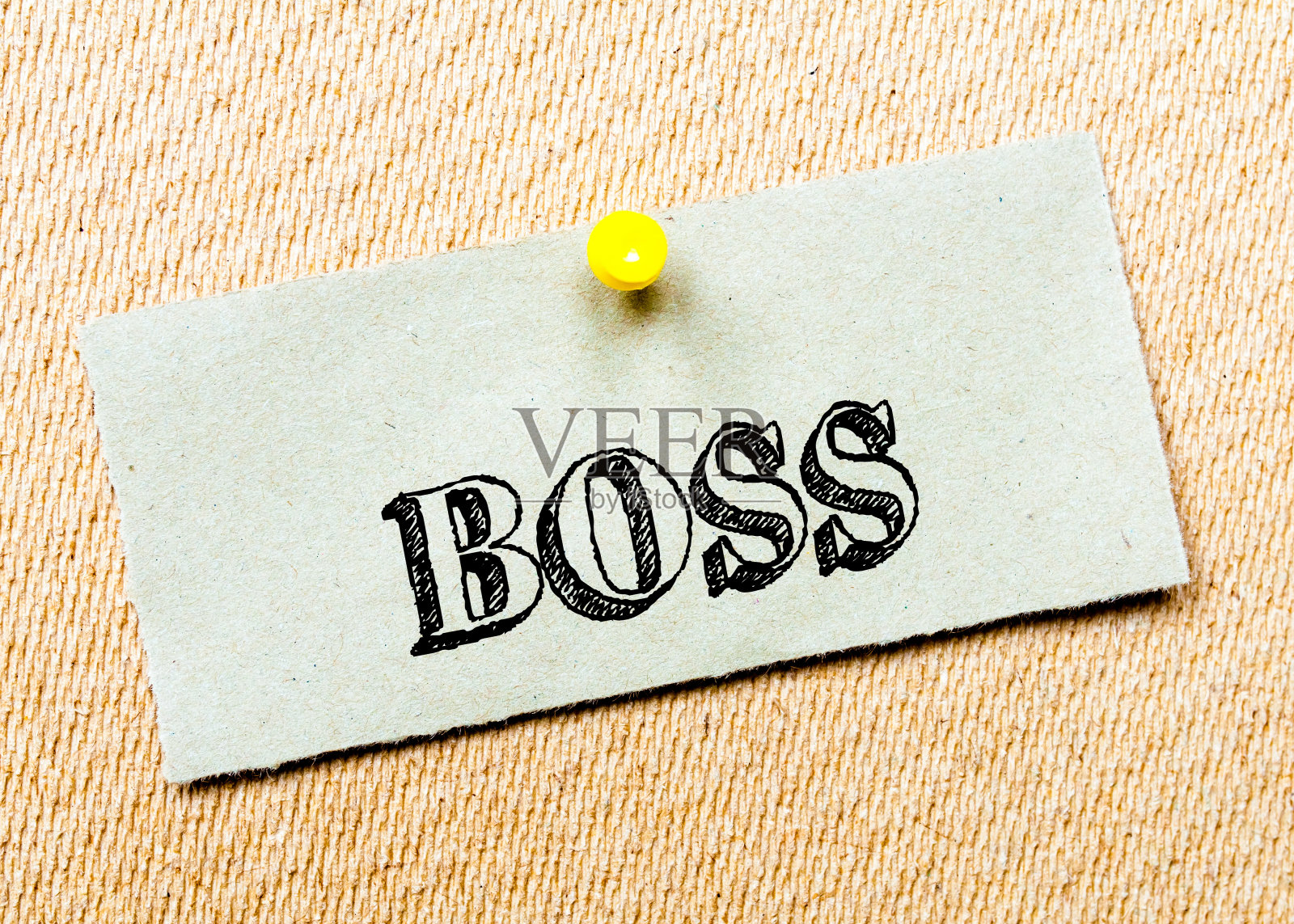 别在软木板上的再生纸便条。老板的消息照片摄影图片