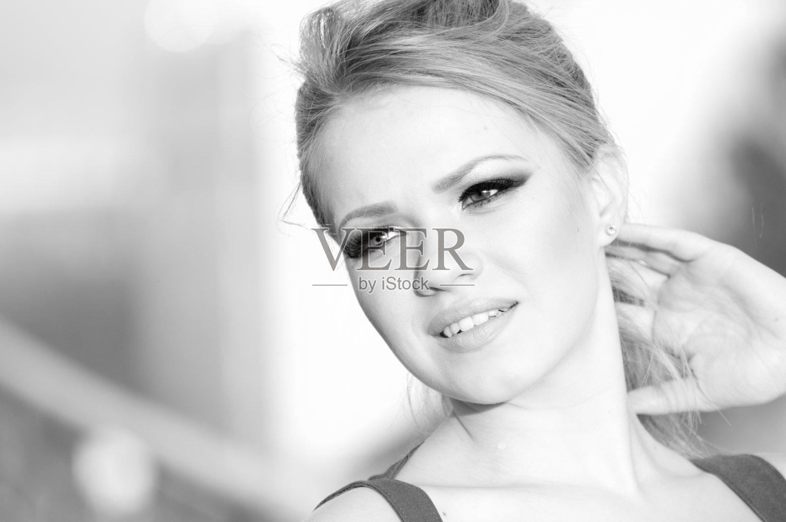 美丽的女孩触摸她的皮肤照片摄影图片