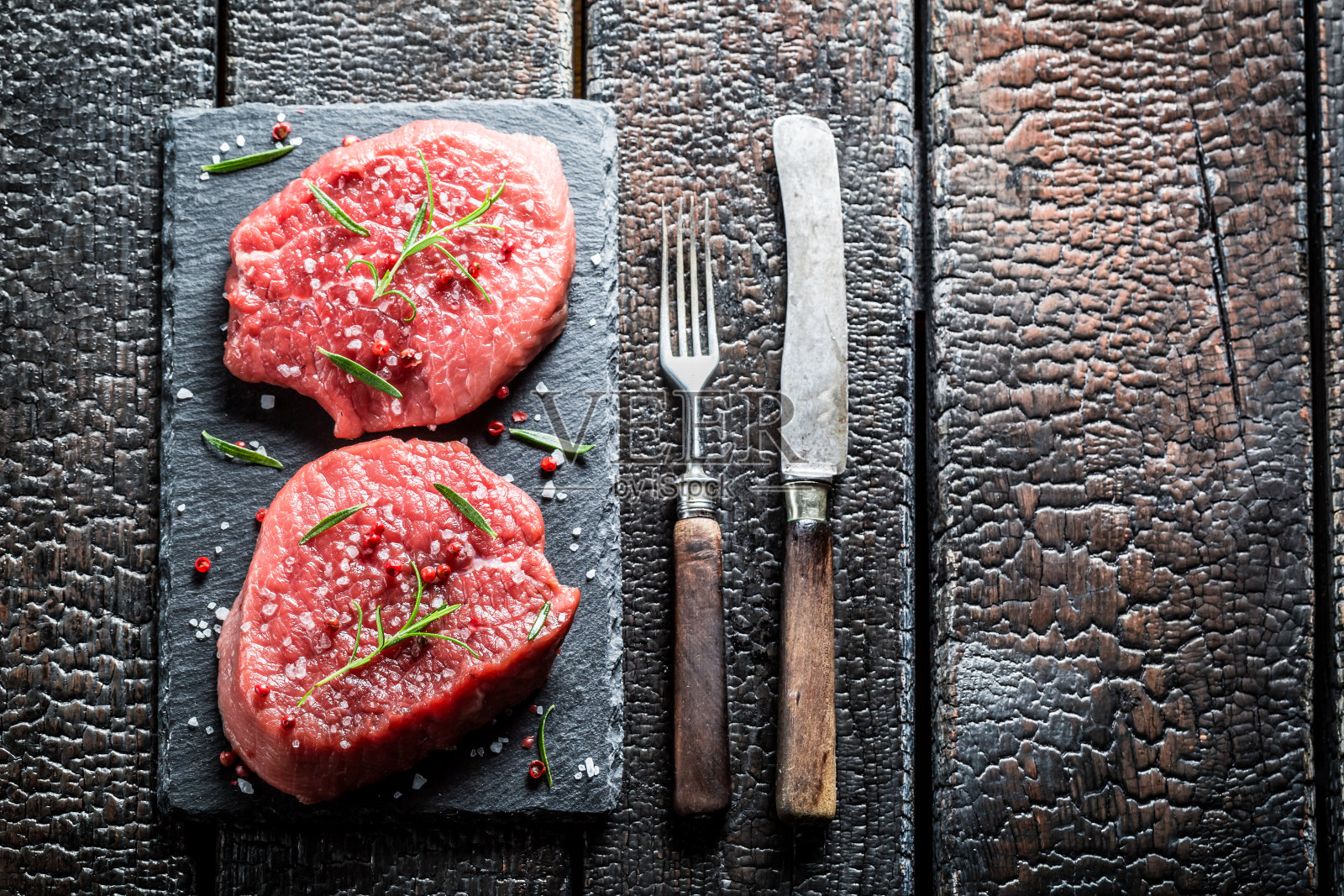 迷迭香和胡椒的牛肉特写照片摄影图片