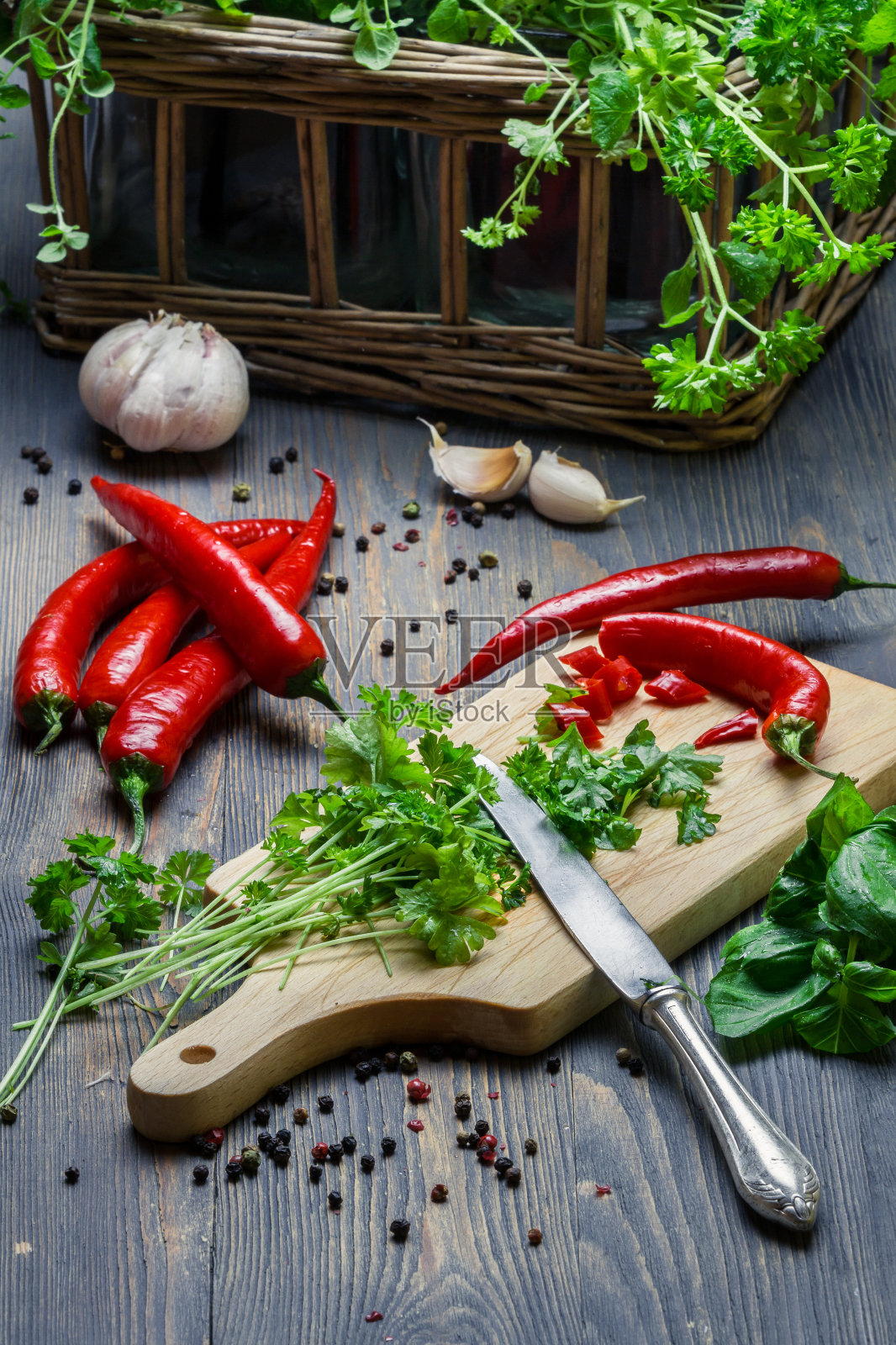 新鲜香料和药草在家里种植照片摄影图片