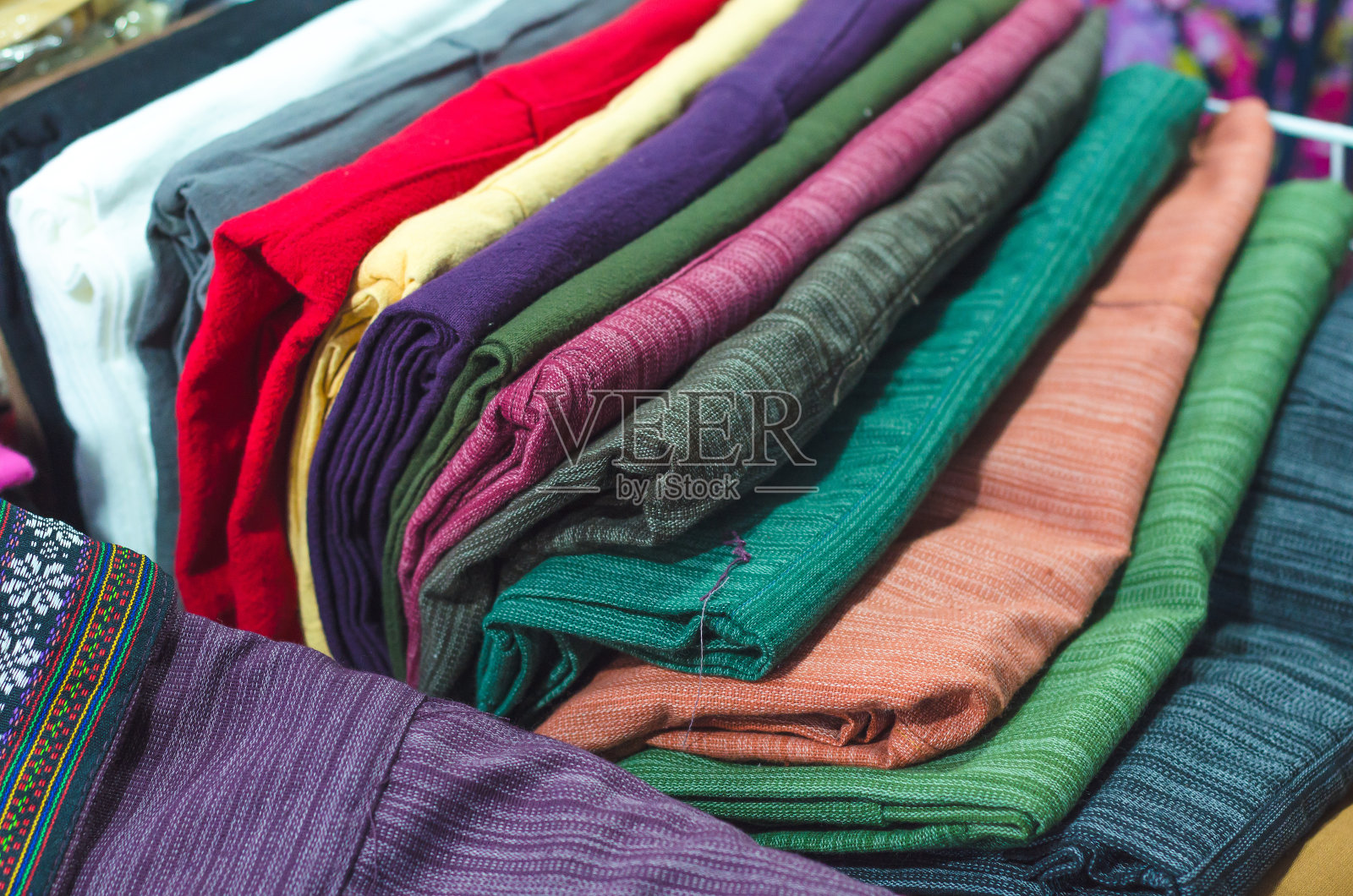一堆五颜六色的衣服照片摄影图片