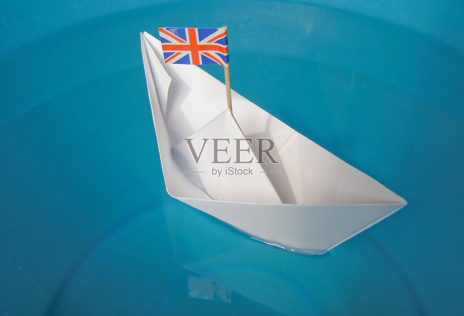 悬挂英国国旗的纸船照片摄影图片