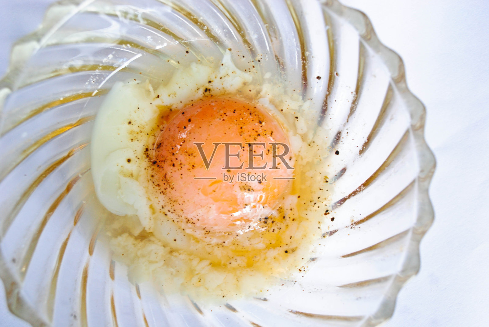 半熟的鸡蛋照片摄影图片