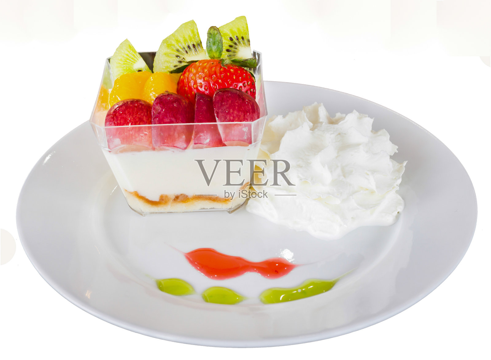 美味的新鲜水果沙拉在白色的背景照片摄影图片