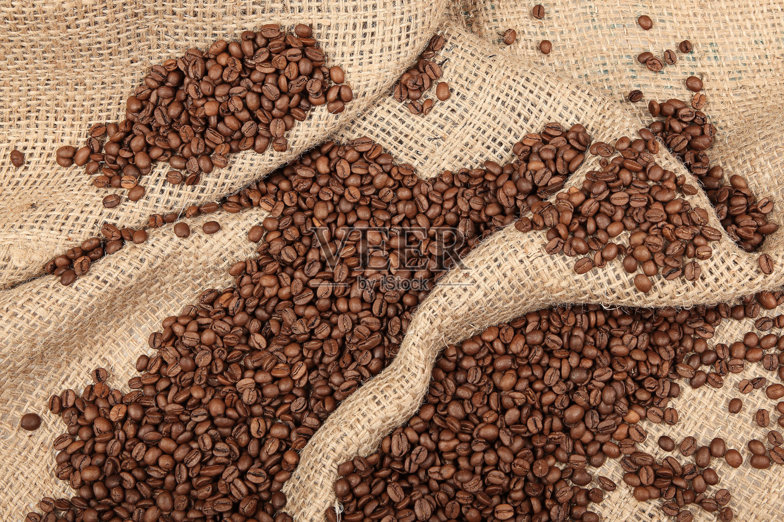 白色背景上的咖啡杯和咖啡豆照片摄影图片