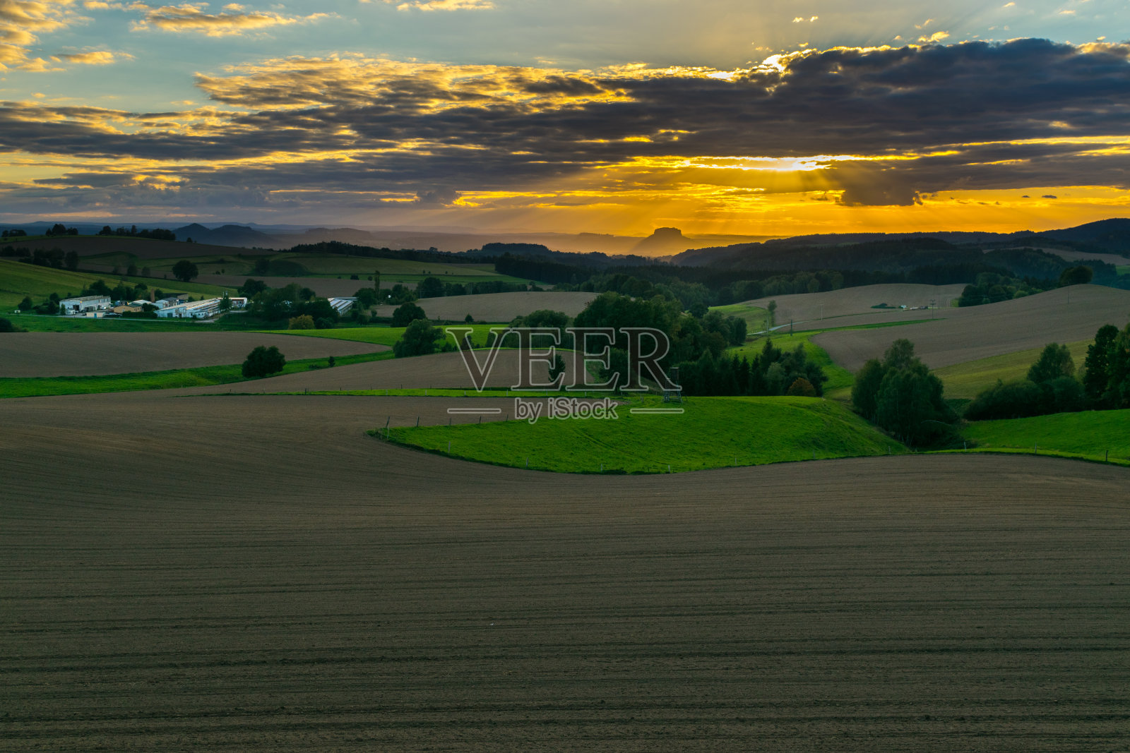 田野上的日落，乡村边，易北砂岩山，拉特纳，撒克逊瑞士国家公园，萨克森瑞士国家公园，德国，欧洲照片摄影图片