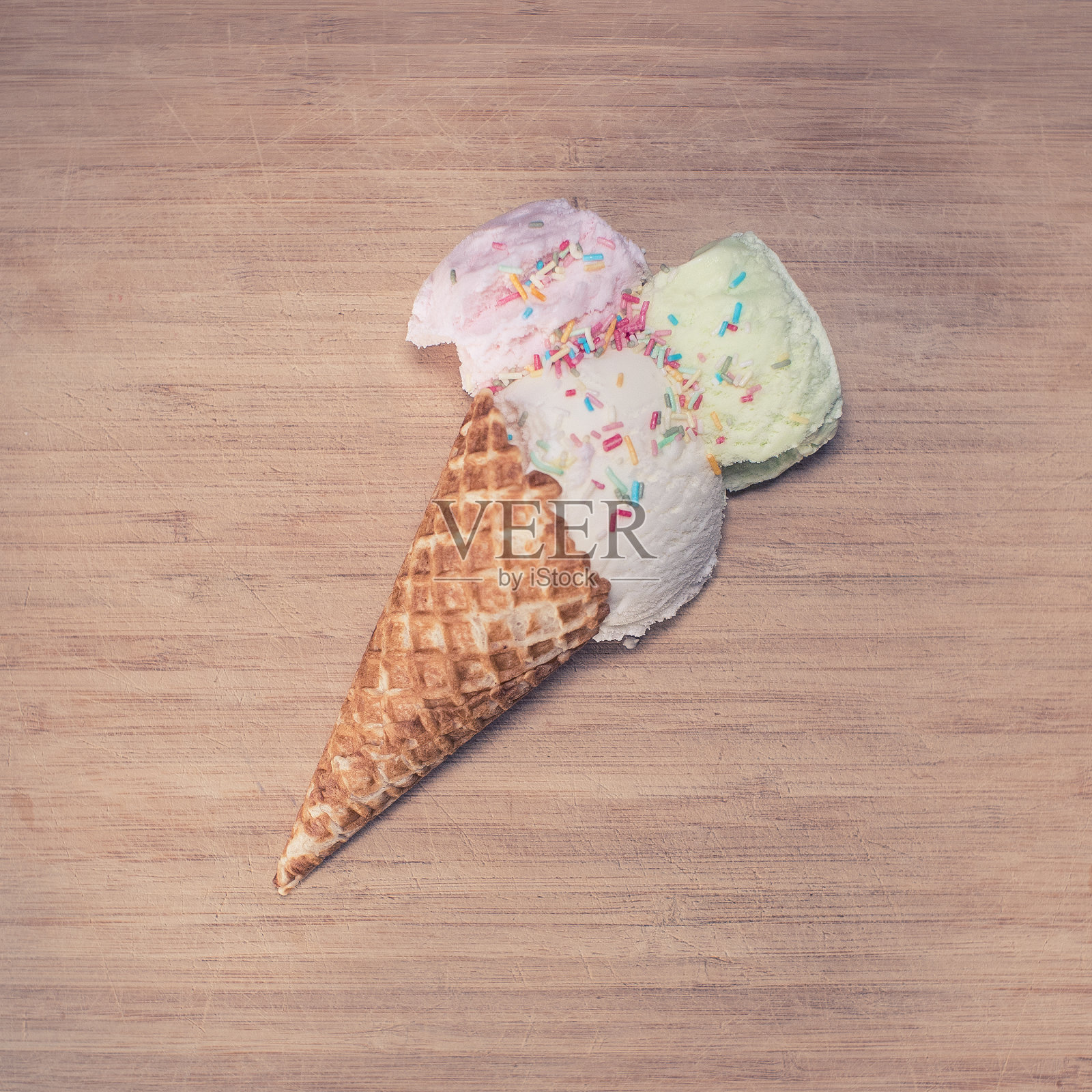 木制背景上的冰淇淋蛋筒照片摄影图片