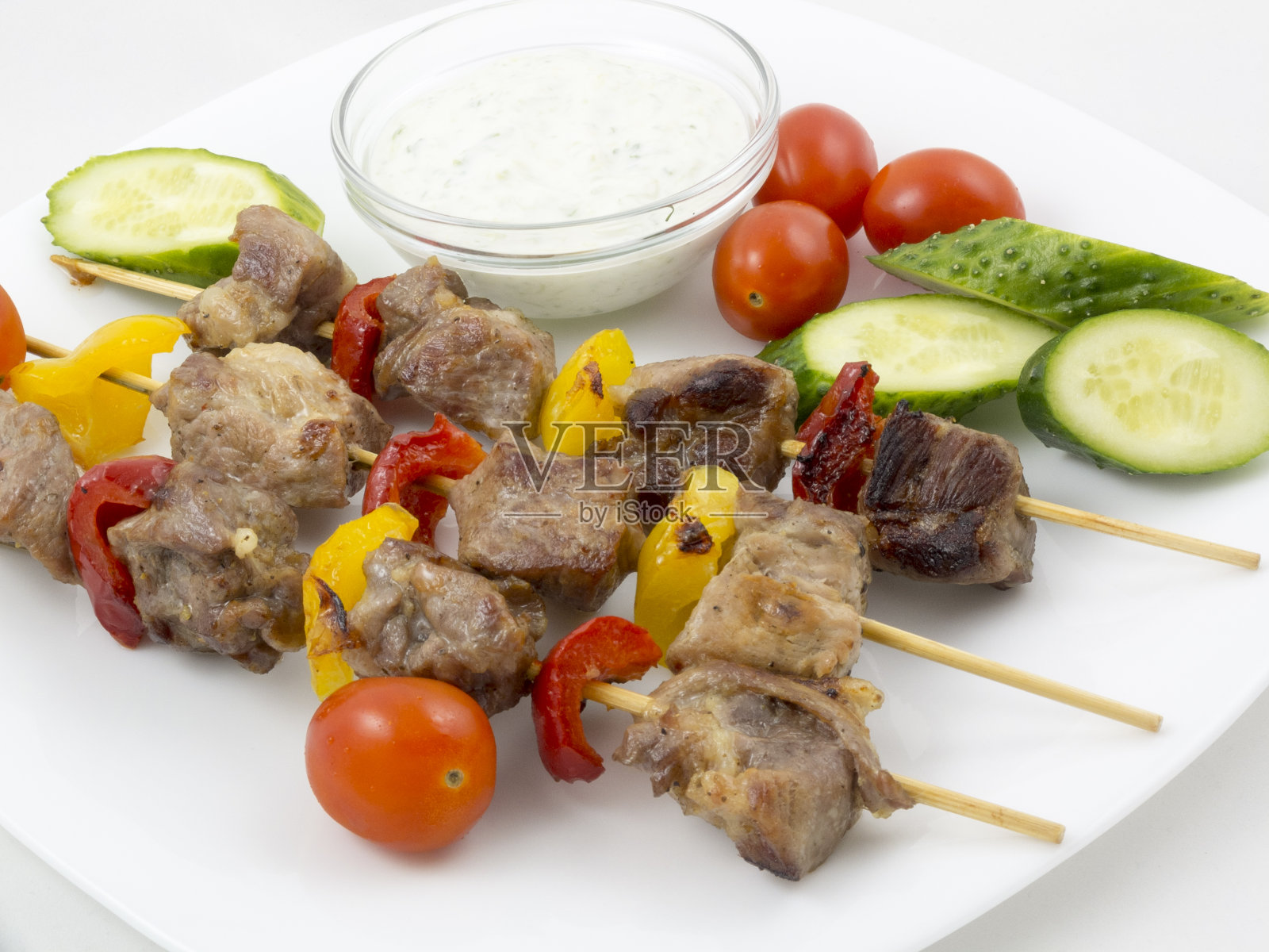 烤肉串和酸奶黄瓜照片摄影图片