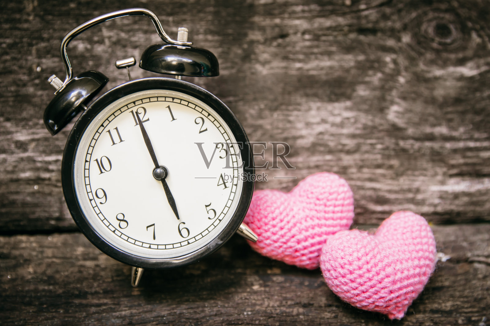 爱的时钟在六点钟，时间的甜蜜爱情传递记忆的故事在老木的背景。照片摄影图片