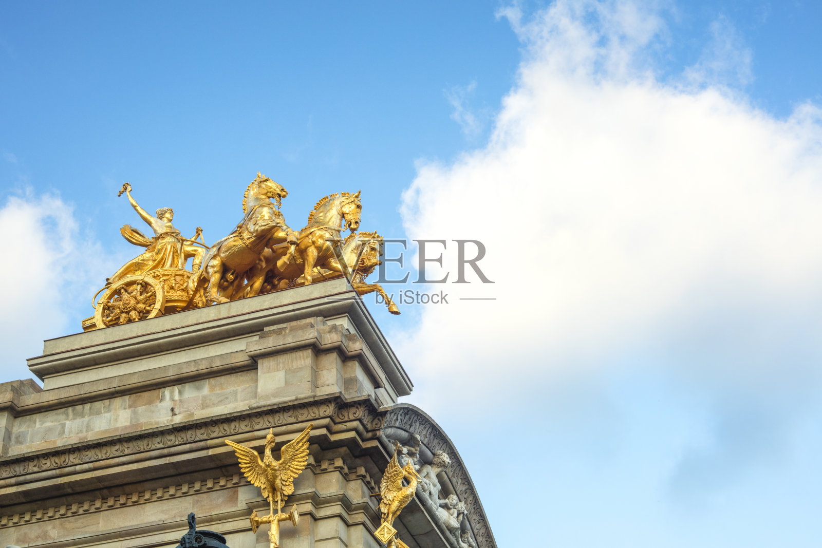 城堡公园里一座古老的金色纪念碑的特写照片摄影图片