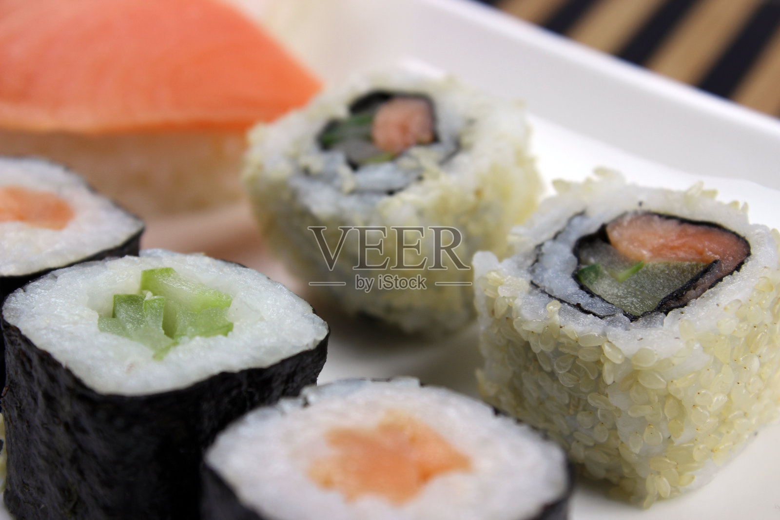 盘子里的寿司照片摄影图片