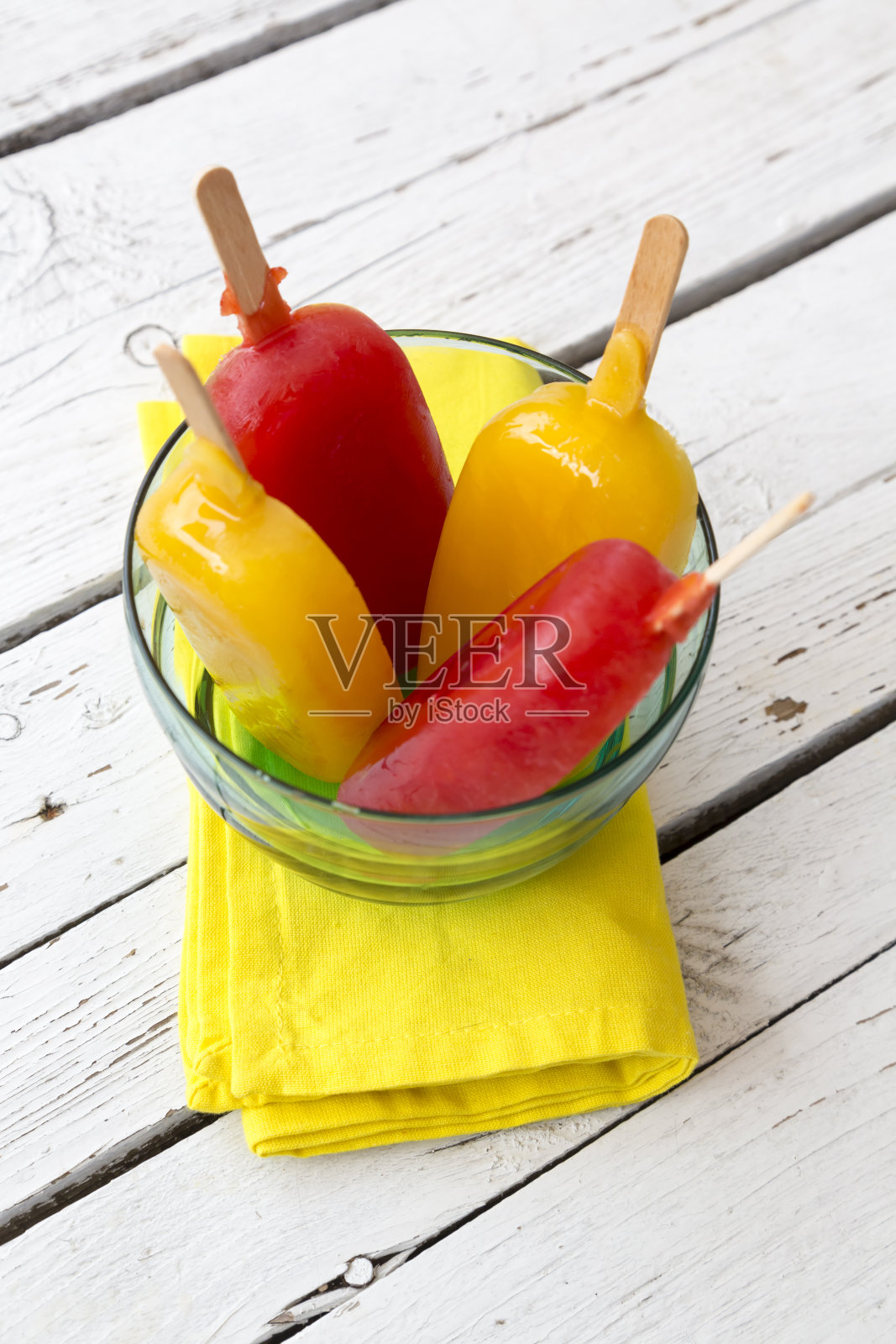 血橙和橙冰淇淋，碗里的冰棒照片摄影图片