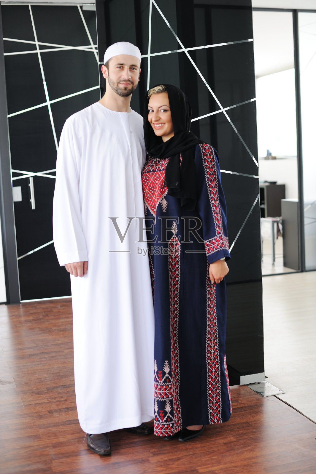 一对穆斯林夫妇站在办公室里照片摄影图片