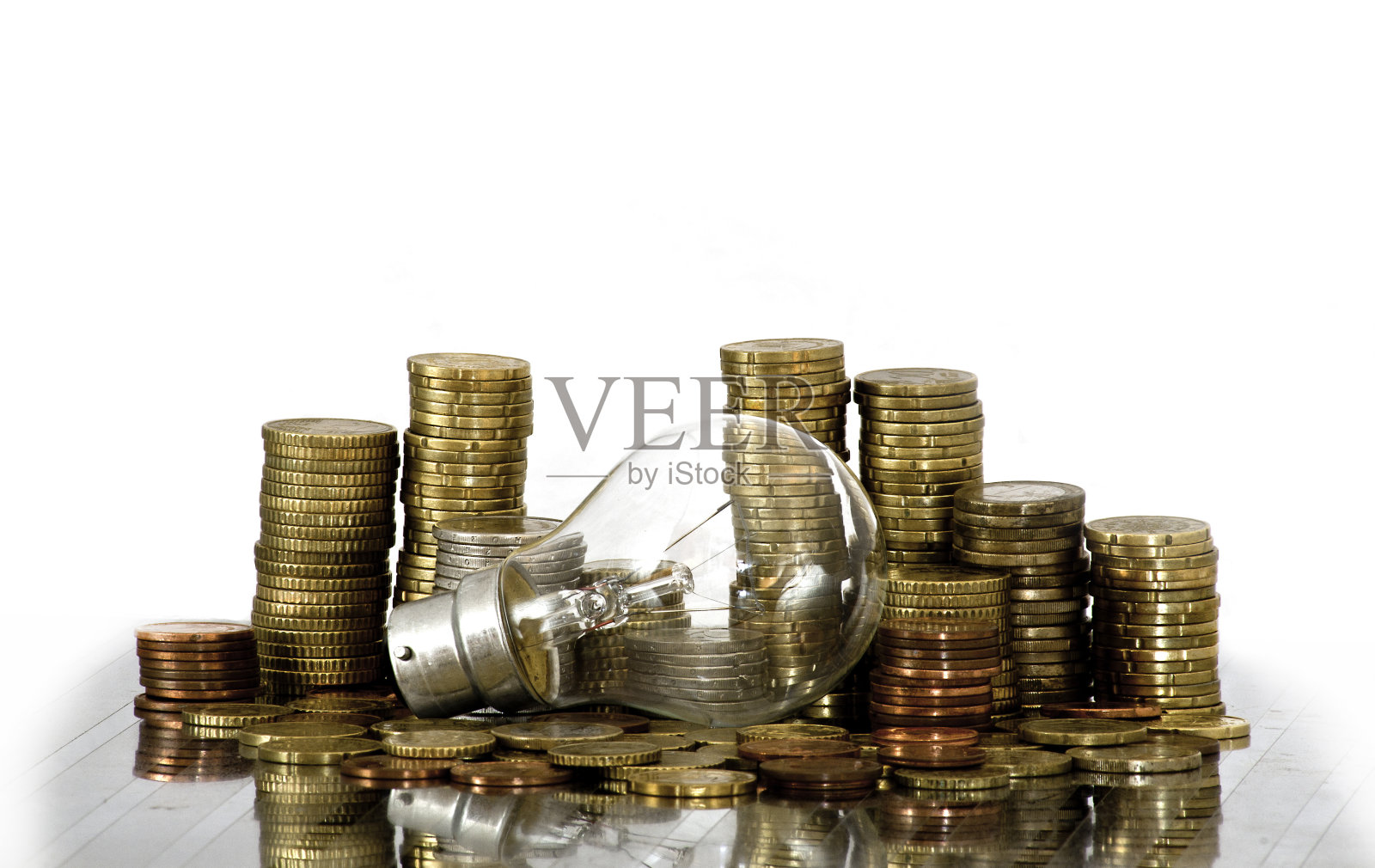 灯丝灯泡躺在欧元硬币上照片摄影图片