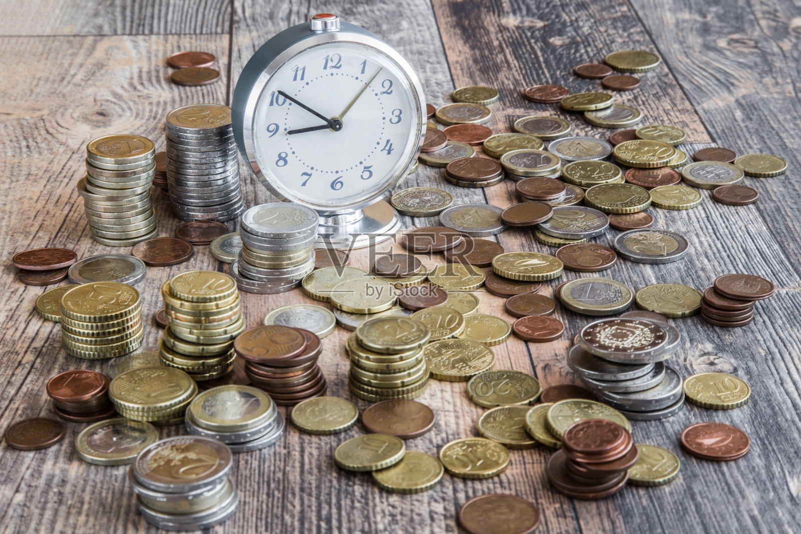 桌子上的钱。来自不同国家的欧元硬币。照片摄影图片