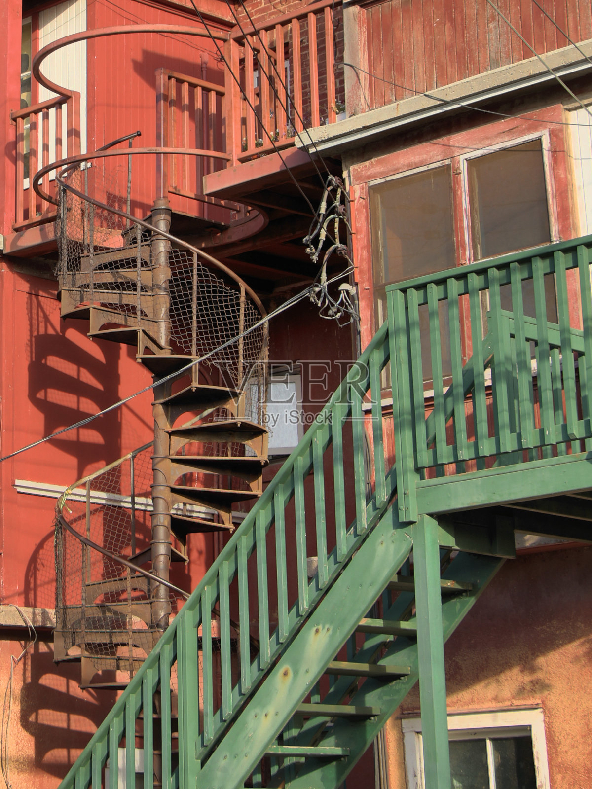 螺旋楼梯和普通楼梯照片摄影图片