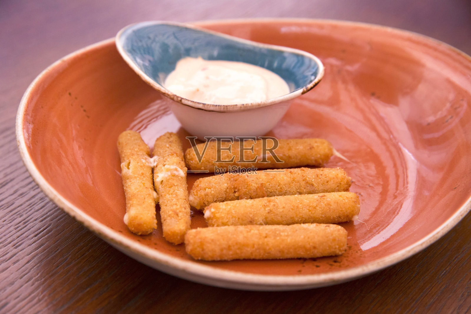 加鞑靼酱的油炸面包屑芝士棒照片摄影图片