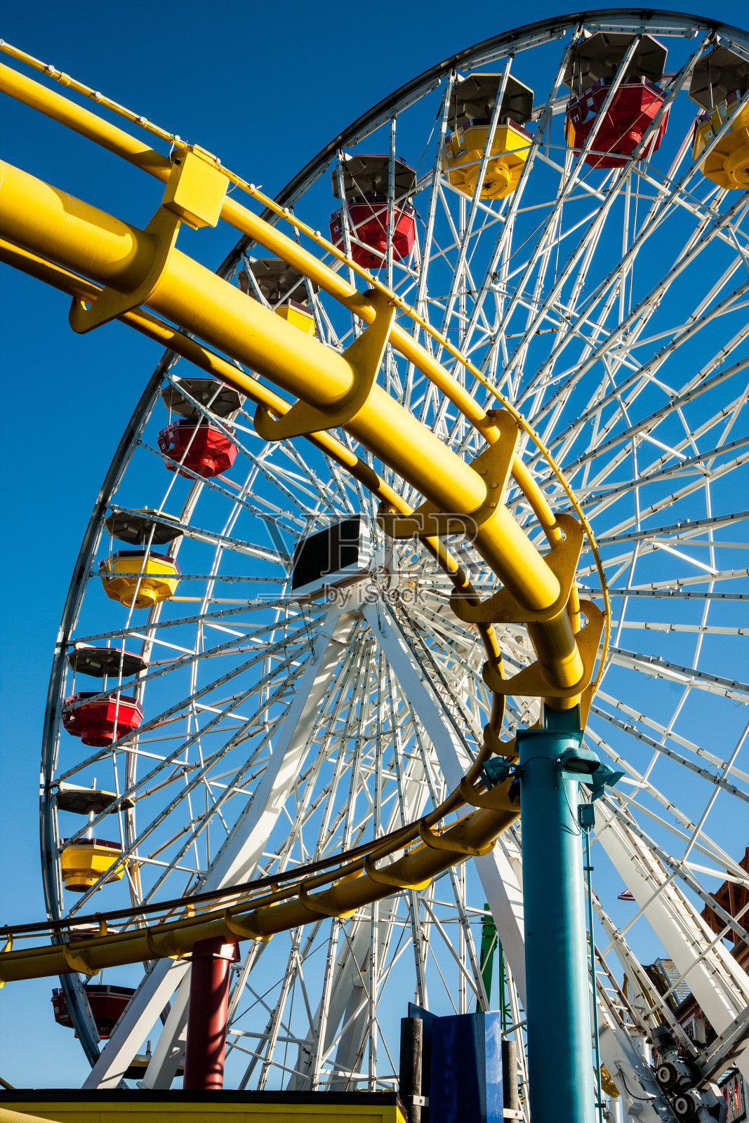 靠近摩天轮和过山车轨道照片摄影图片