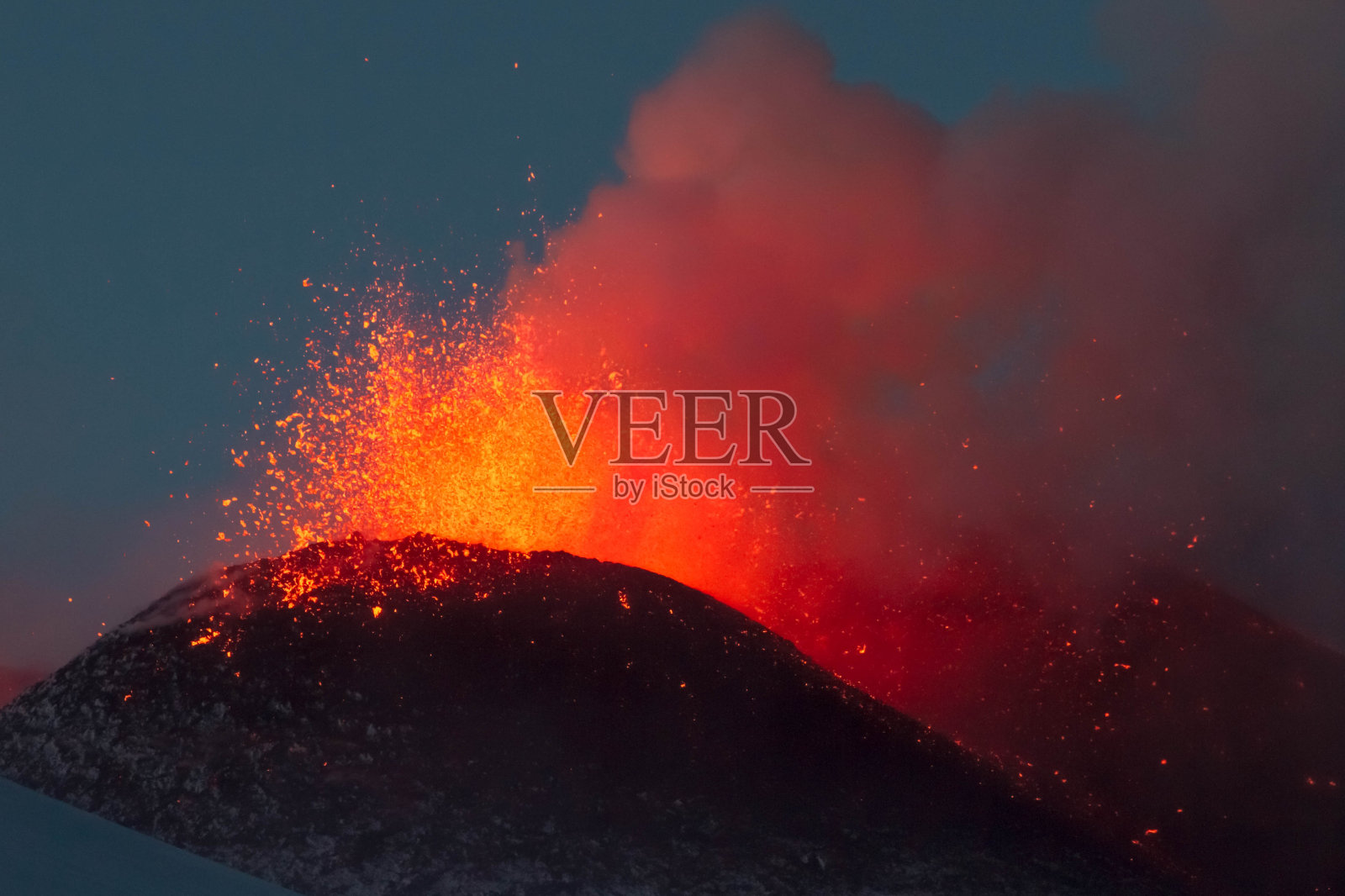 埃特纳火山喷发照片摄影图片