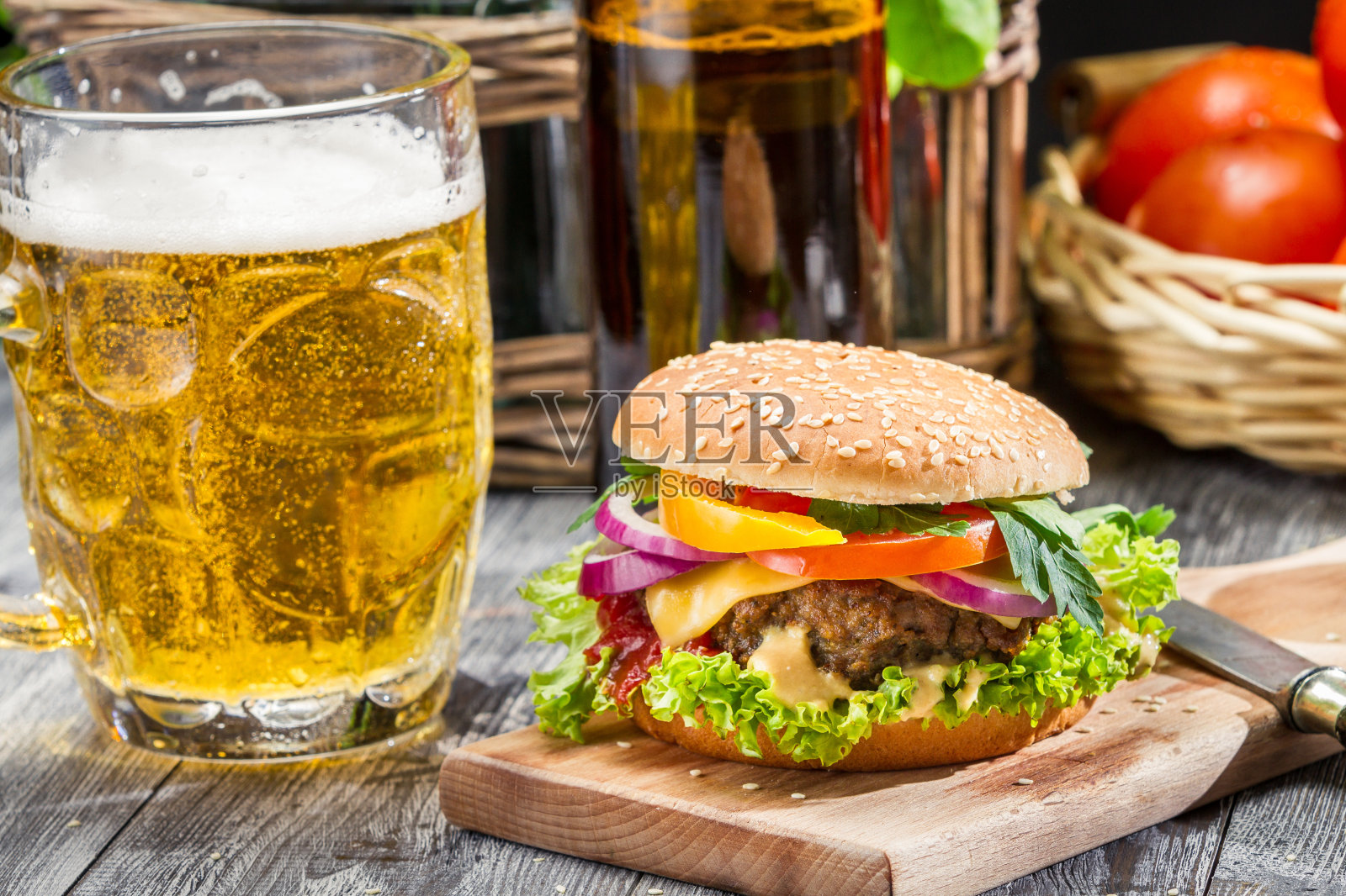 自制汉堡和冰啤酒的特写照片摄影图片