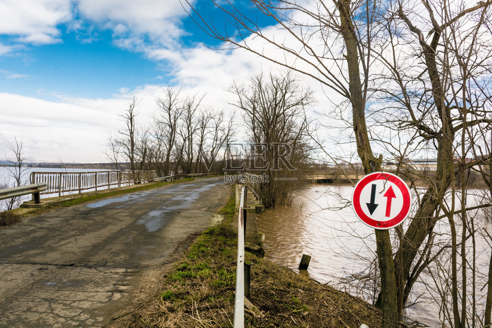 洪水-一种自然现象。美丽的蓝天和道路照片摄影图片