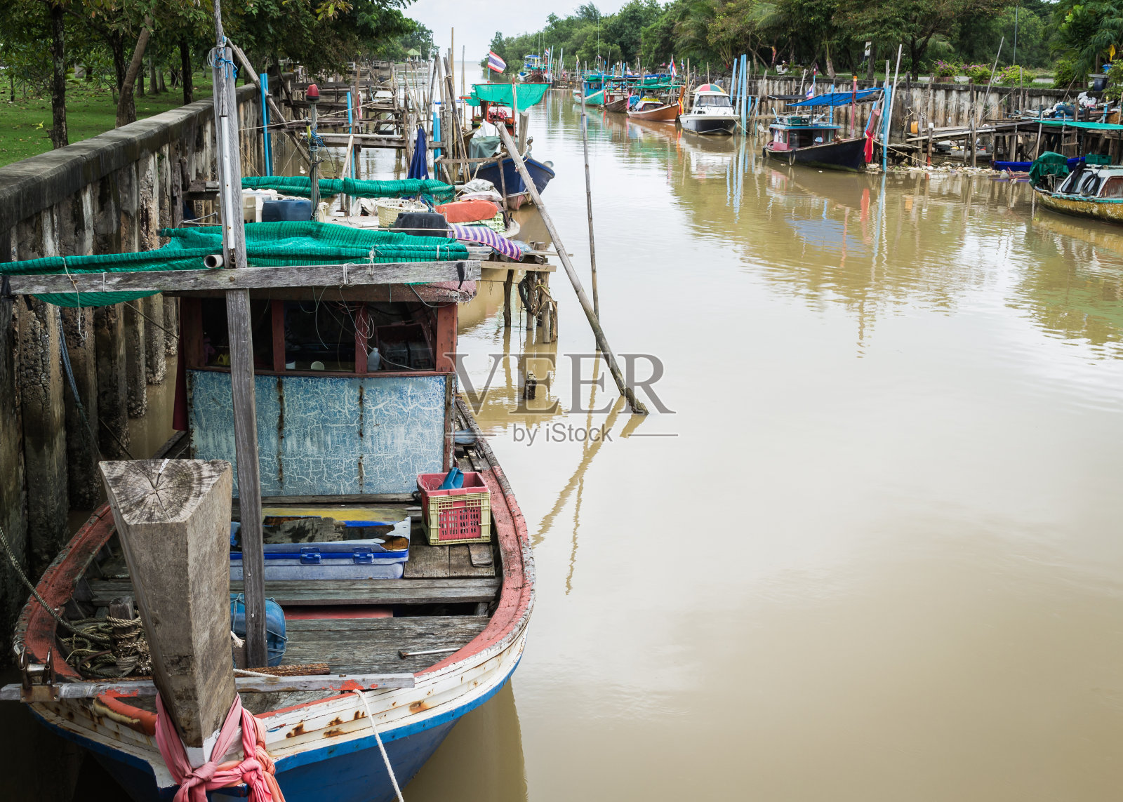 运河里的木制渔船照片摄影图片