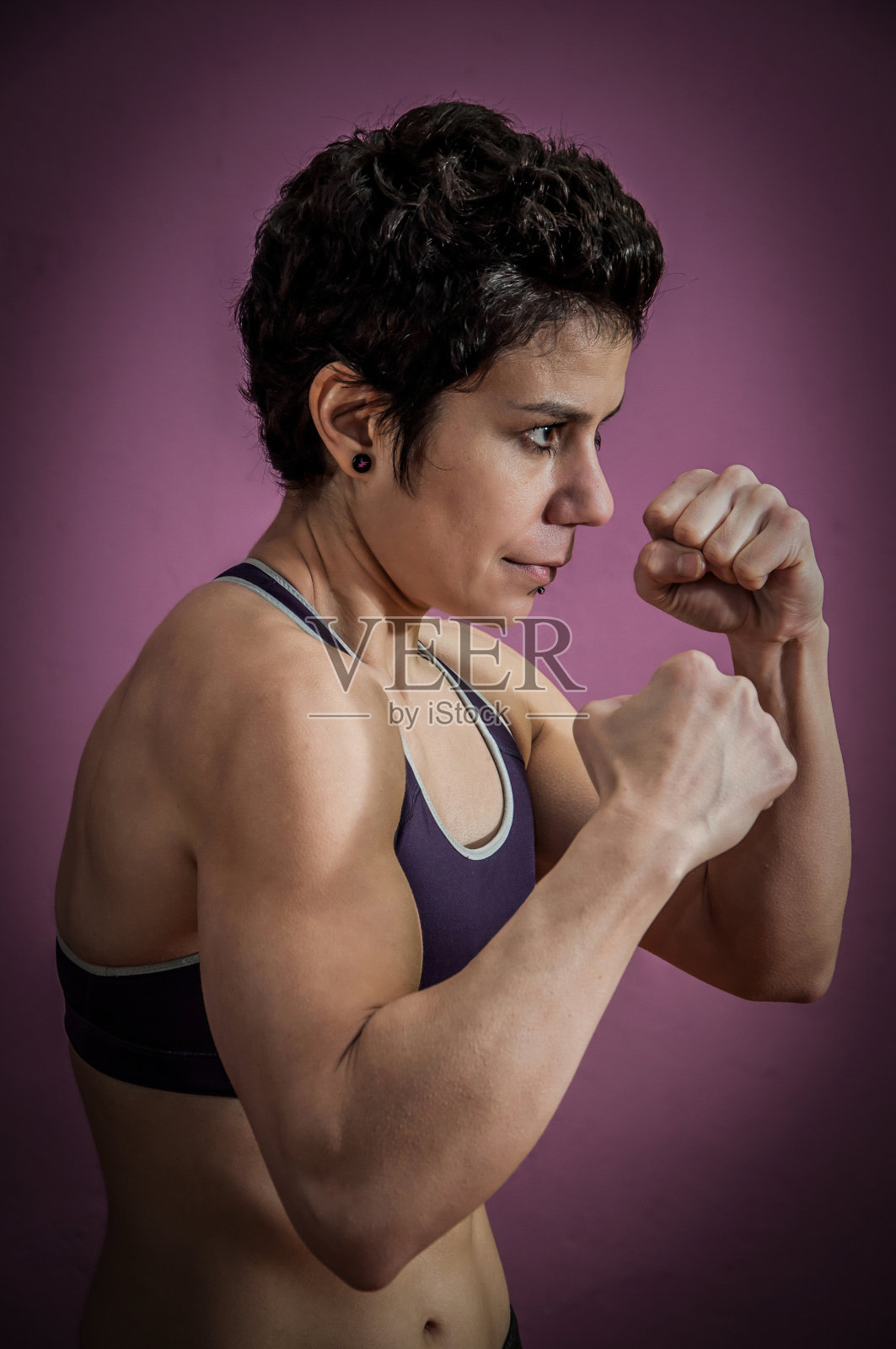 在健身房训练的女人照片摄影图片