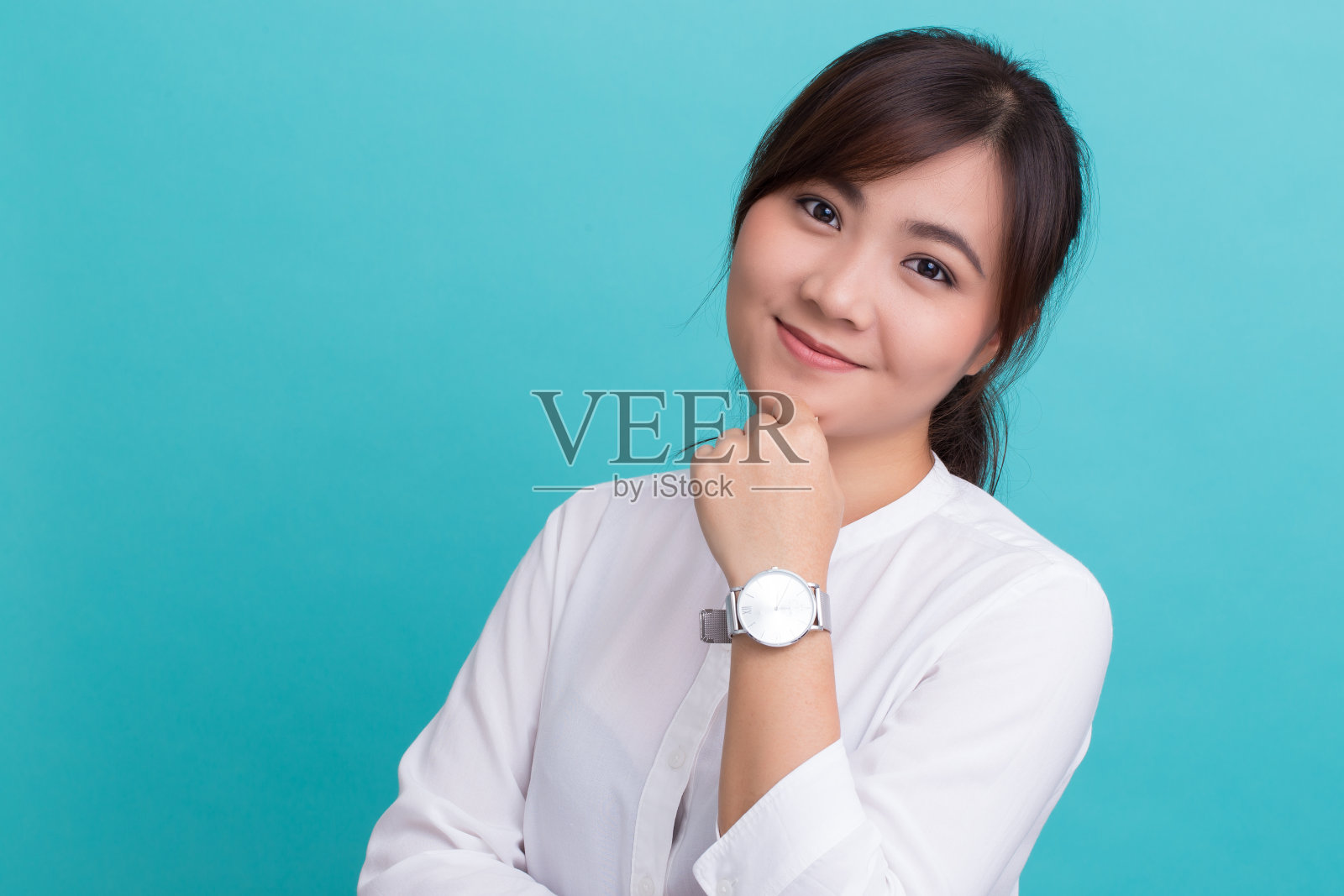 亚洲女人和她的手表照片摄影图片