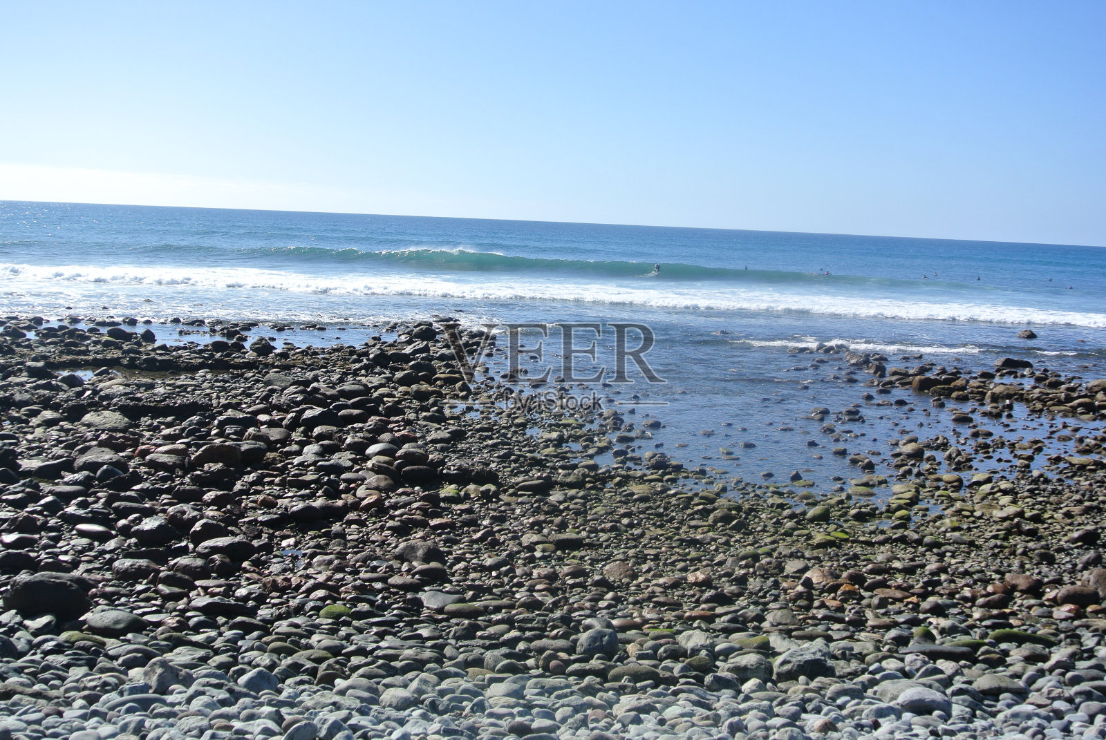 大海，岩石，海浪和蓝天-大加那里亚照片摄影图片