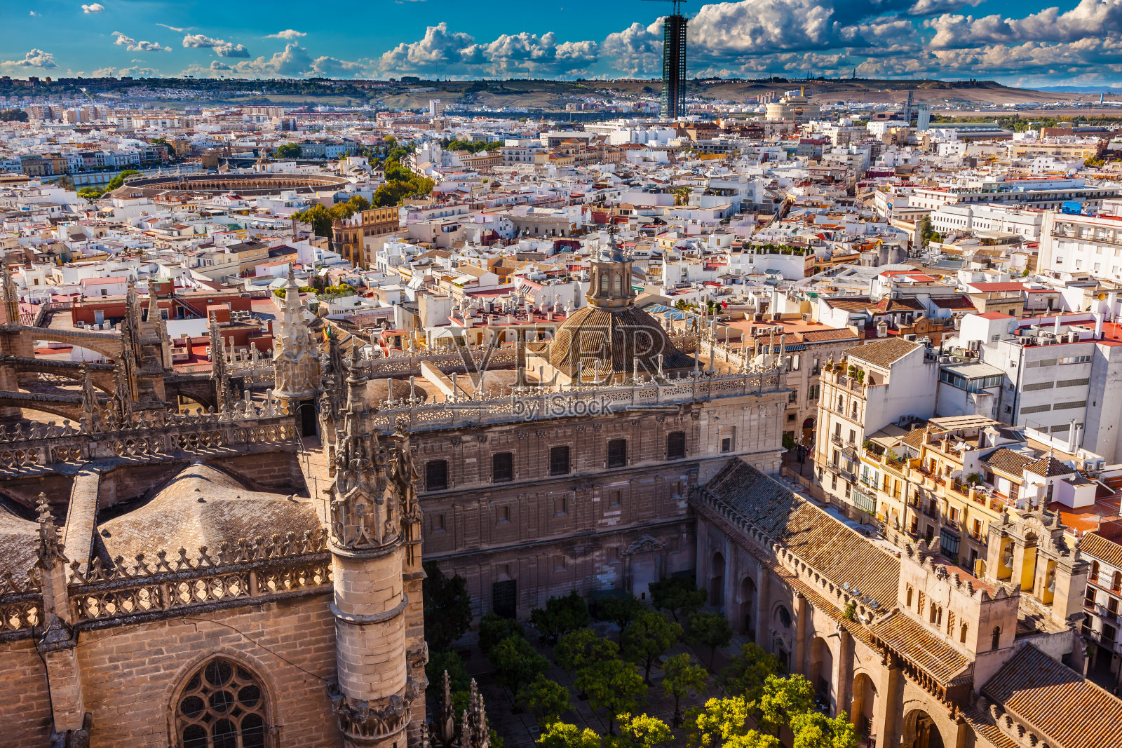西班牙塞维利亚大教堂吉拉尔达塔的城市景观照片摄影图片