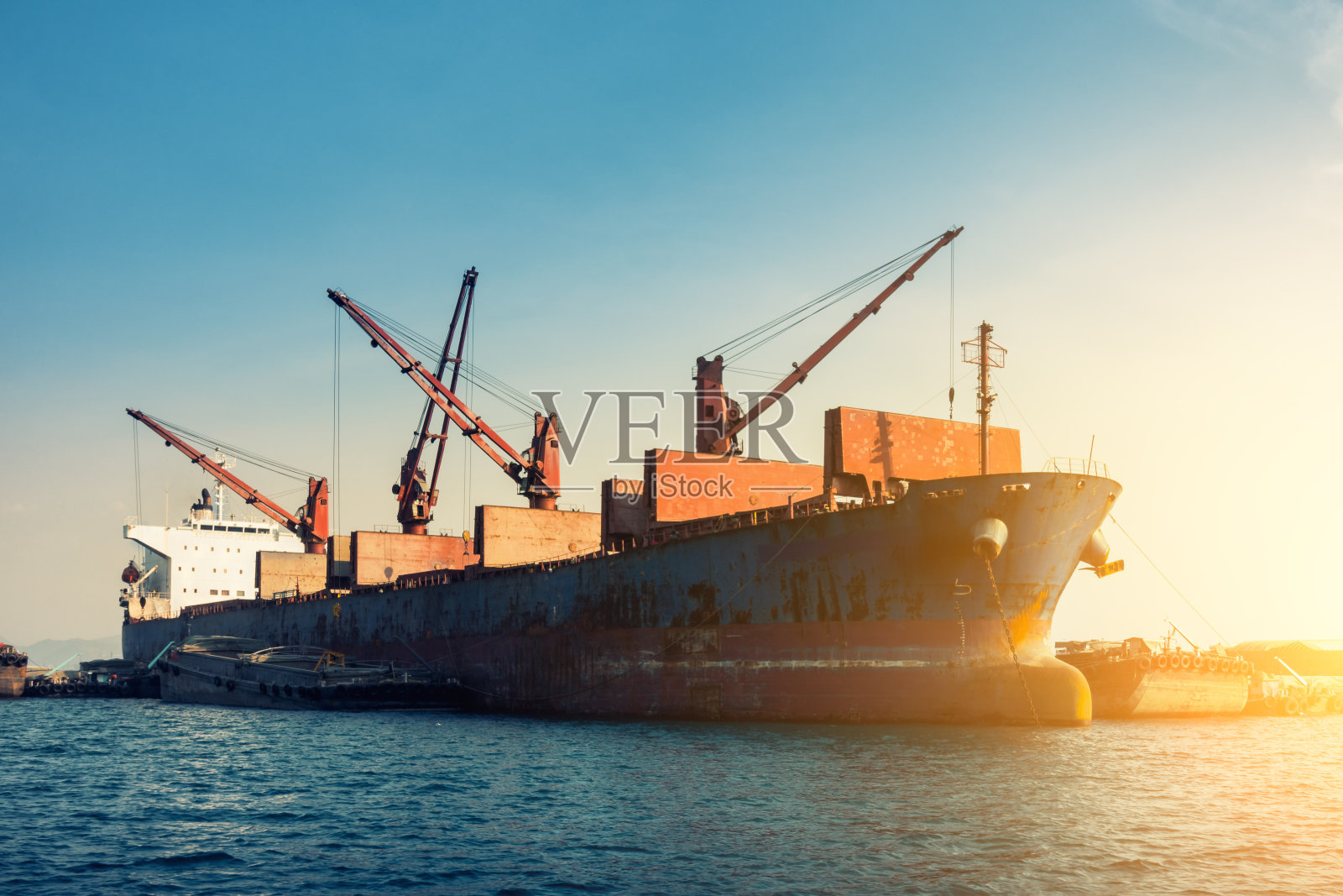 在海上卸货。商业运输。照片摄影图片