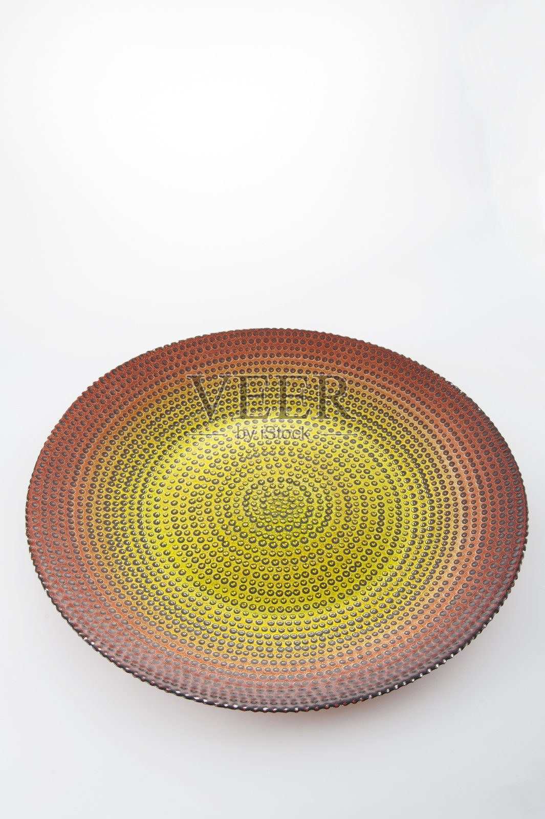 浅色背景上的彩色盘子。照片摄影图片