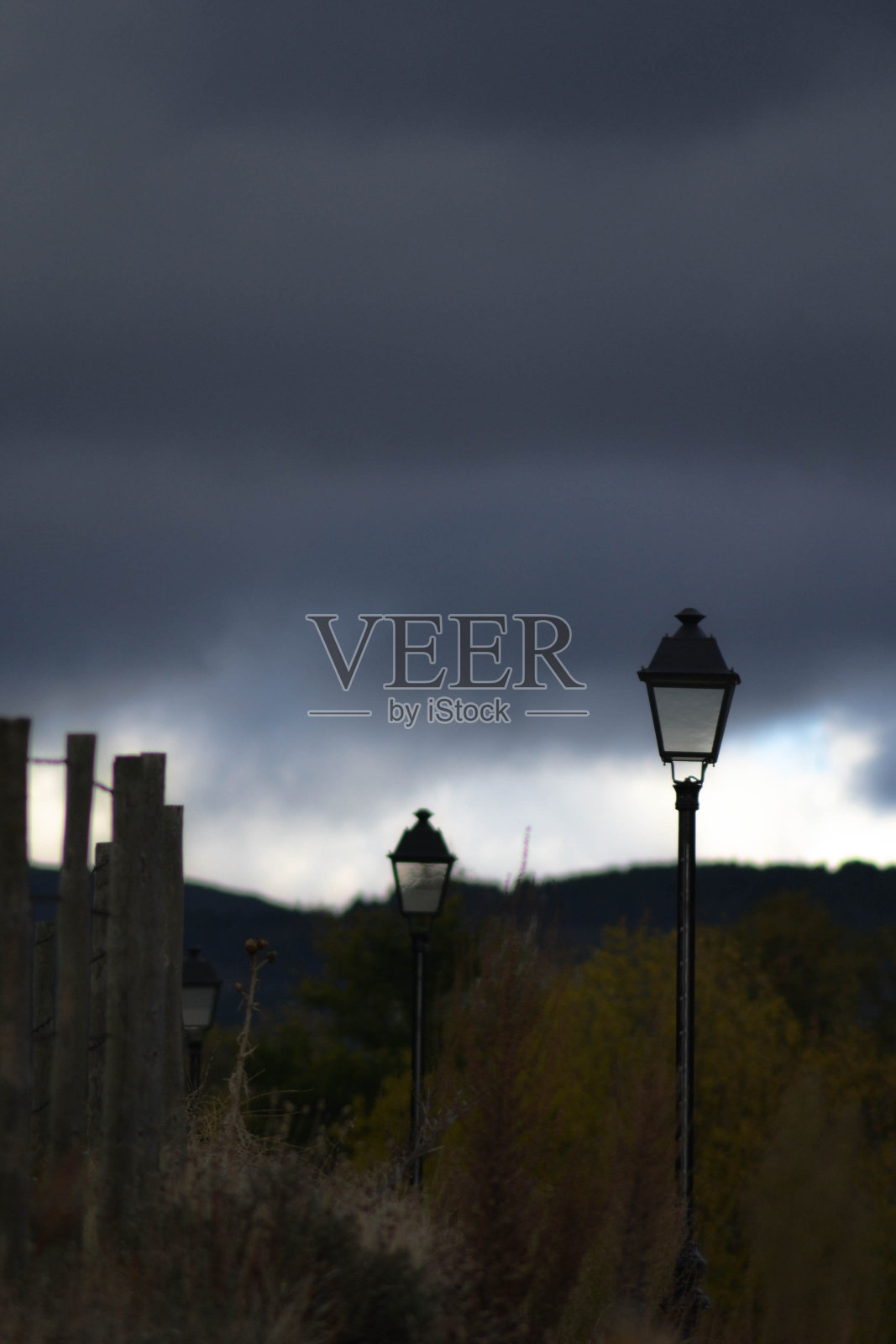 乡村小路上的路灯照片摄影图片