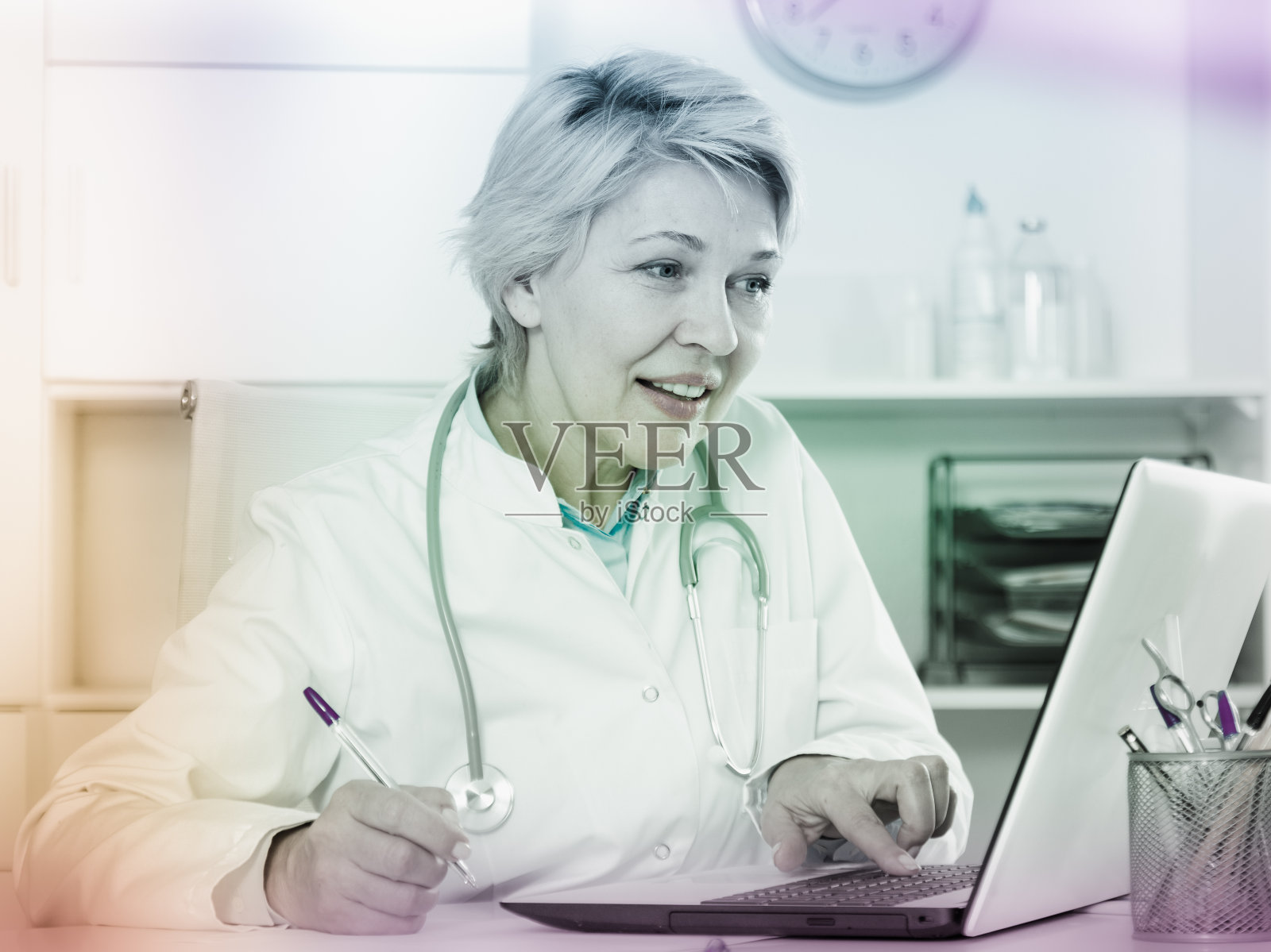 穿大褂的医生在等病人照片摄影图片