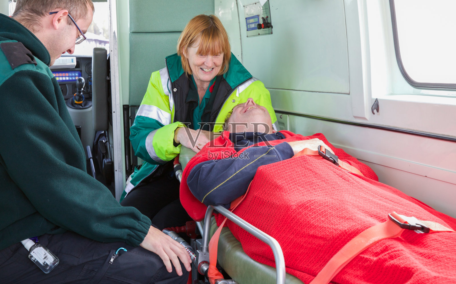 救护车上的病人正在被送往医院照片摄影图片