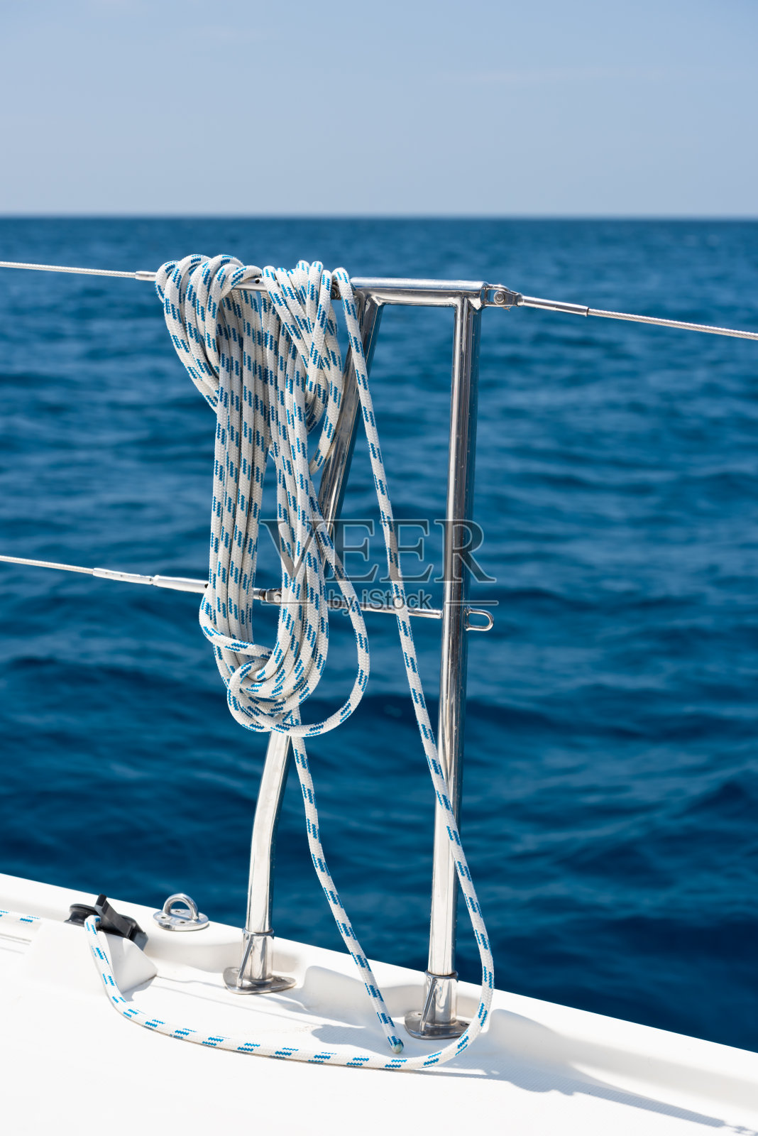 系在游艇生命线上的绳子照片摄影图片