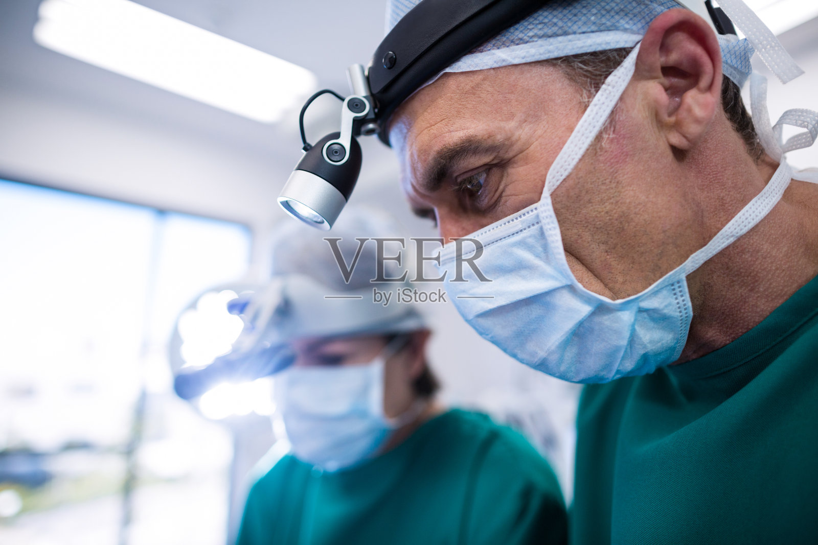 在手术室里做手术的外科医生照片摄影图片