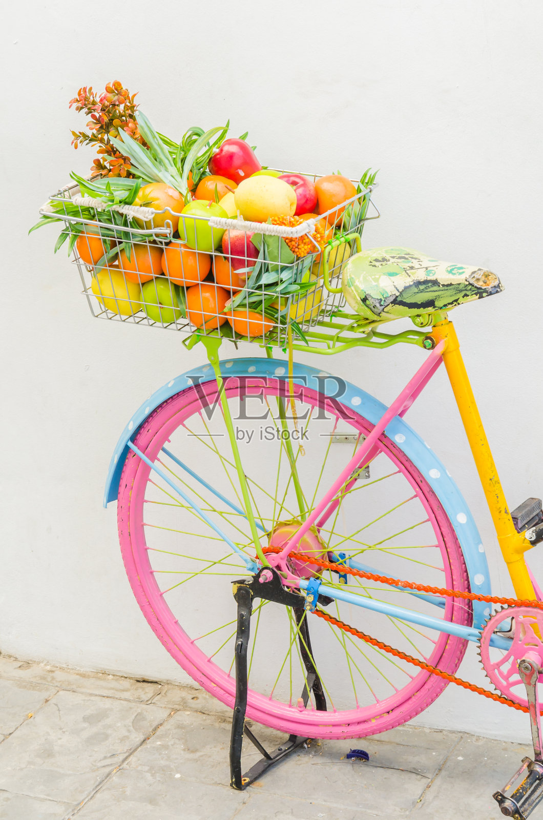自行车与篮子水果和花照片摄影图片